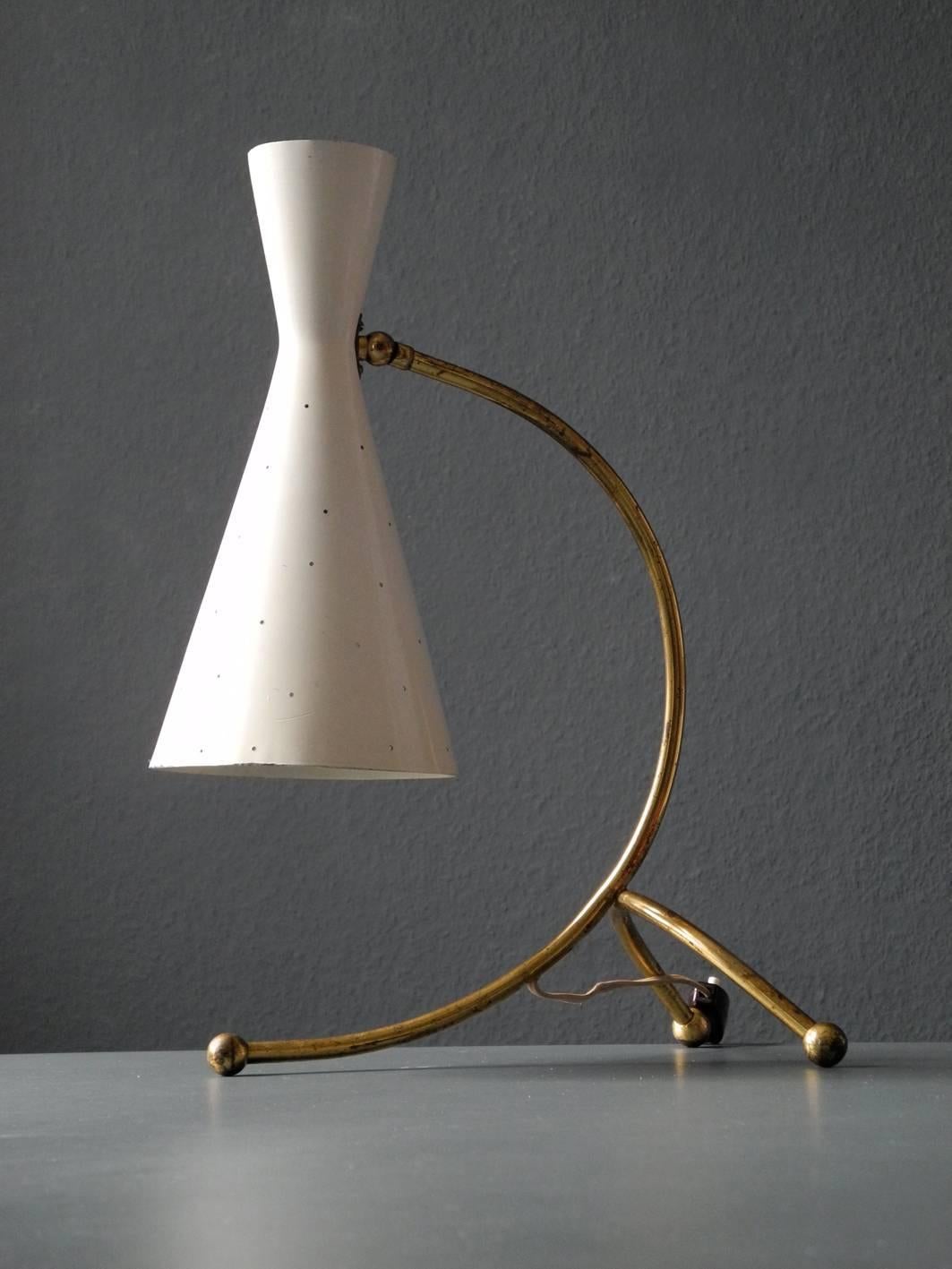 Austrian 1950s Large Midcentury Brass & Painted Metal Diabolo Table Lamp by J. T. Kalmar