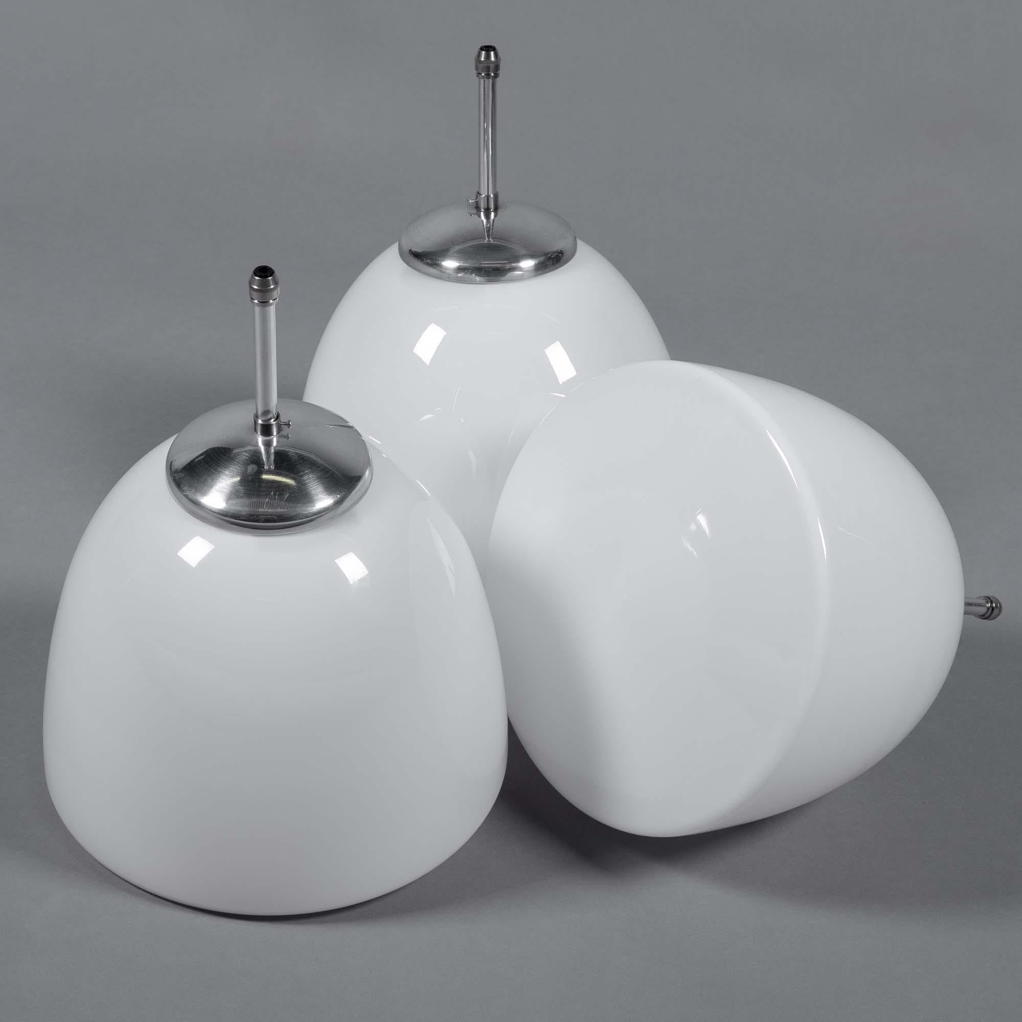 Mid-Century moderno Lampade a sospensione in vetro opalino di grandi dimensioni degli anni '50 - Cecoslovacchia in vendita