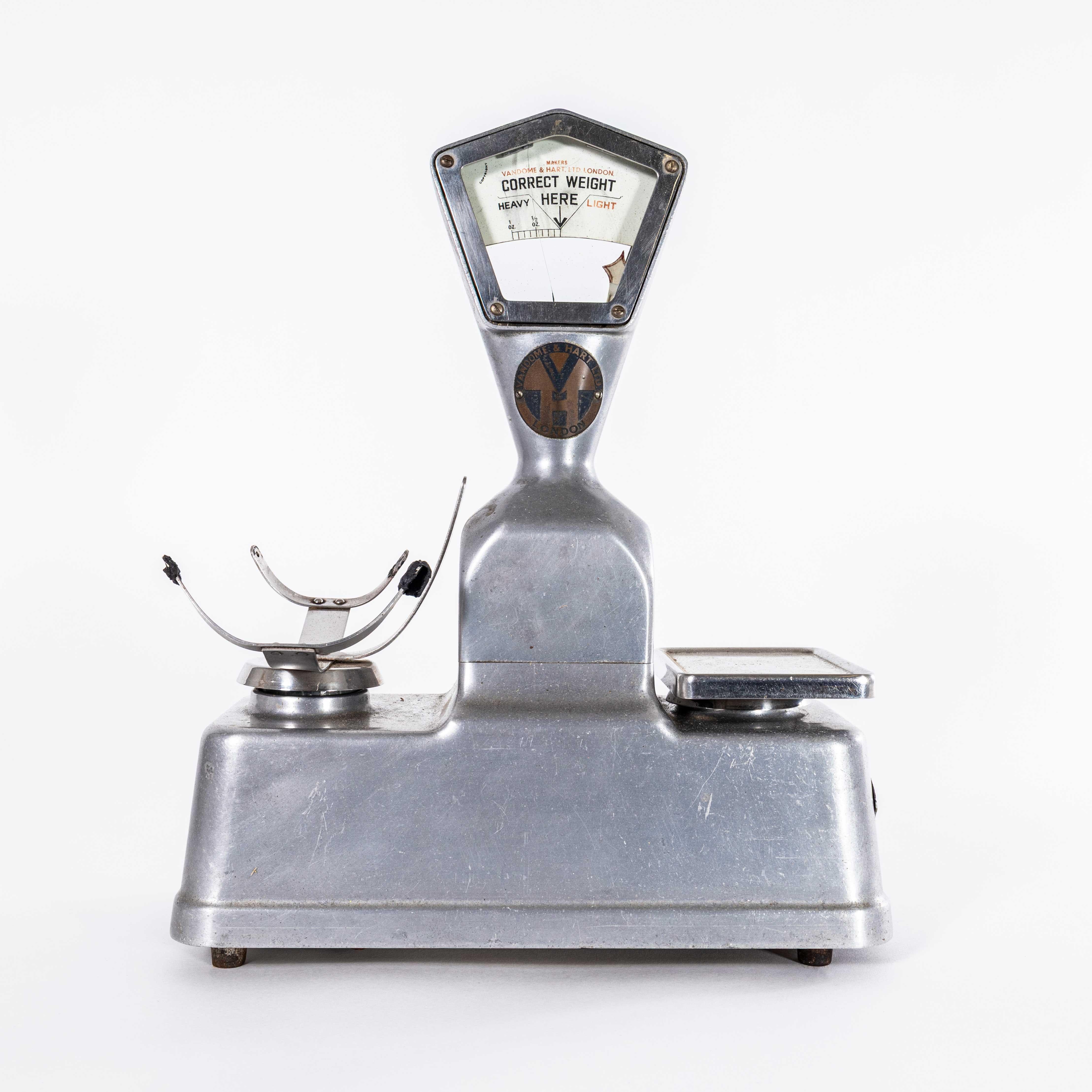 1950's Large Original Shop Cast Weighing Scales In Good Condition For Sale In Hook, Hampshire