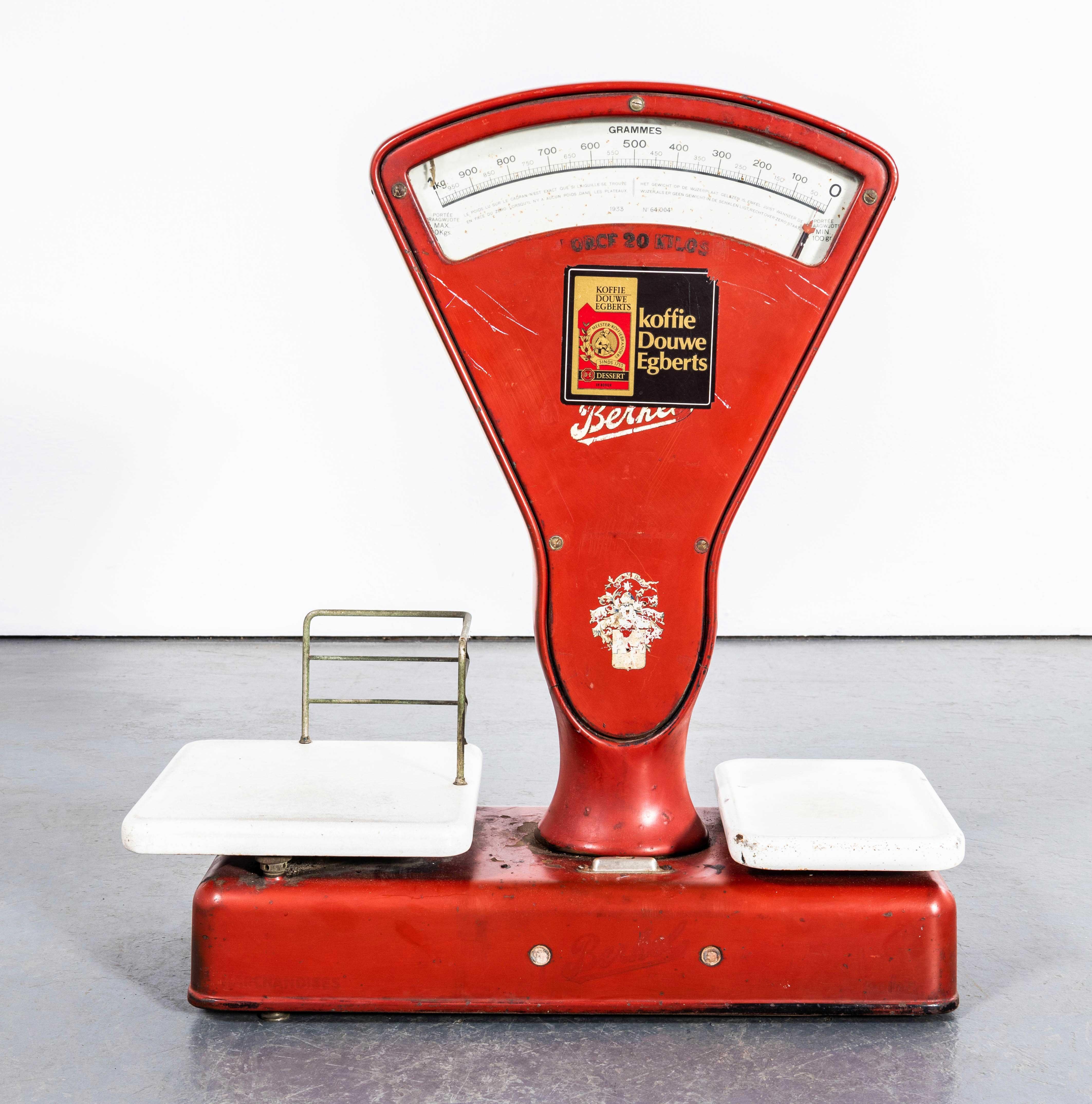 Bilancia da negozio originale di grandi dimensioni degli anni '50 - Berkel. 

Bilance industriali molto pesanti dell'azienda olandese Berkel. La bilancia è pesante, pesa circa 40 kg, è completa e funzionante ma non possiamo garantirne l'accuratezza,
