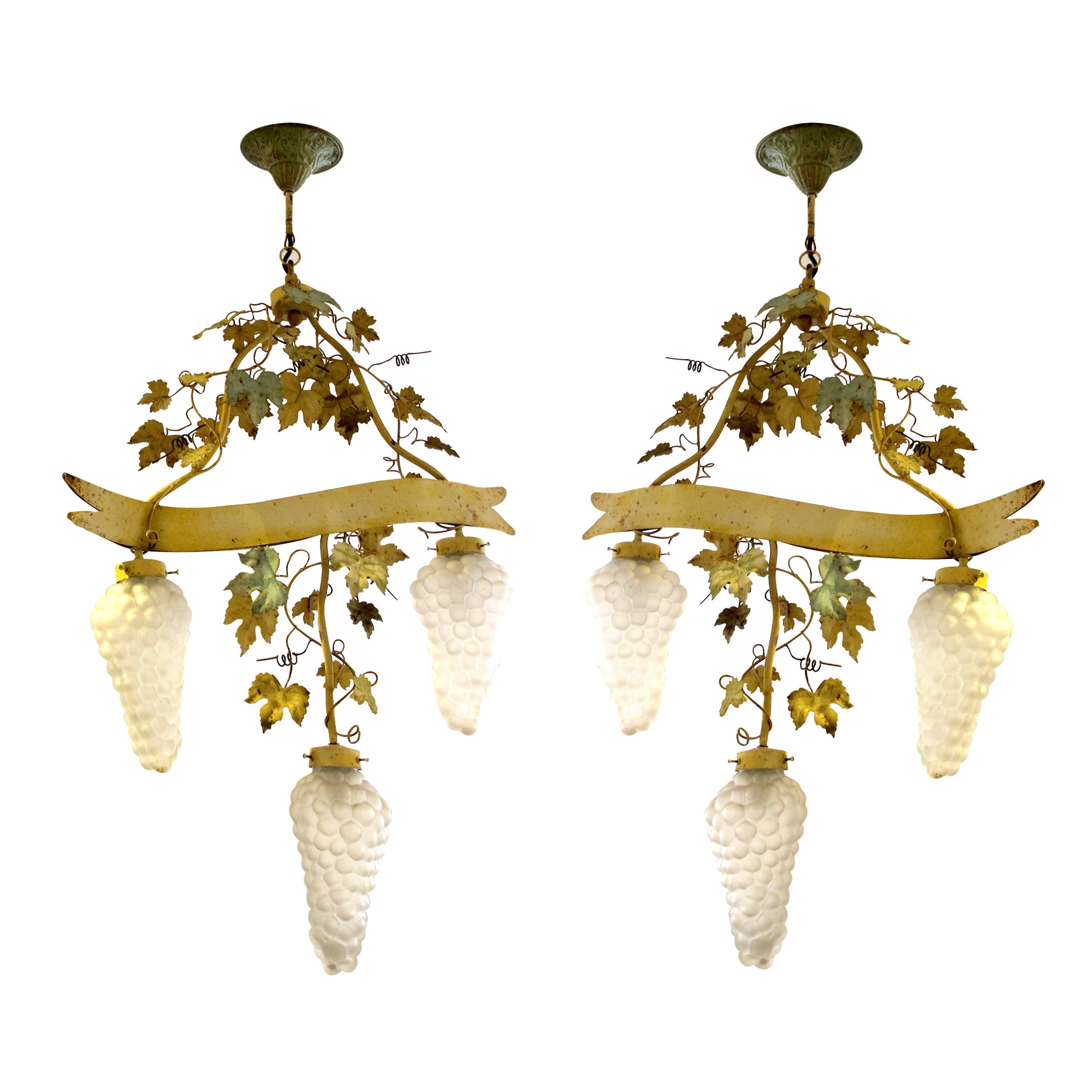 Mid-Century moderno Coppia di grandi lampade da soffitto in toleware degli anni '50 con paralumi in vetro di vite, francesi in vendita
