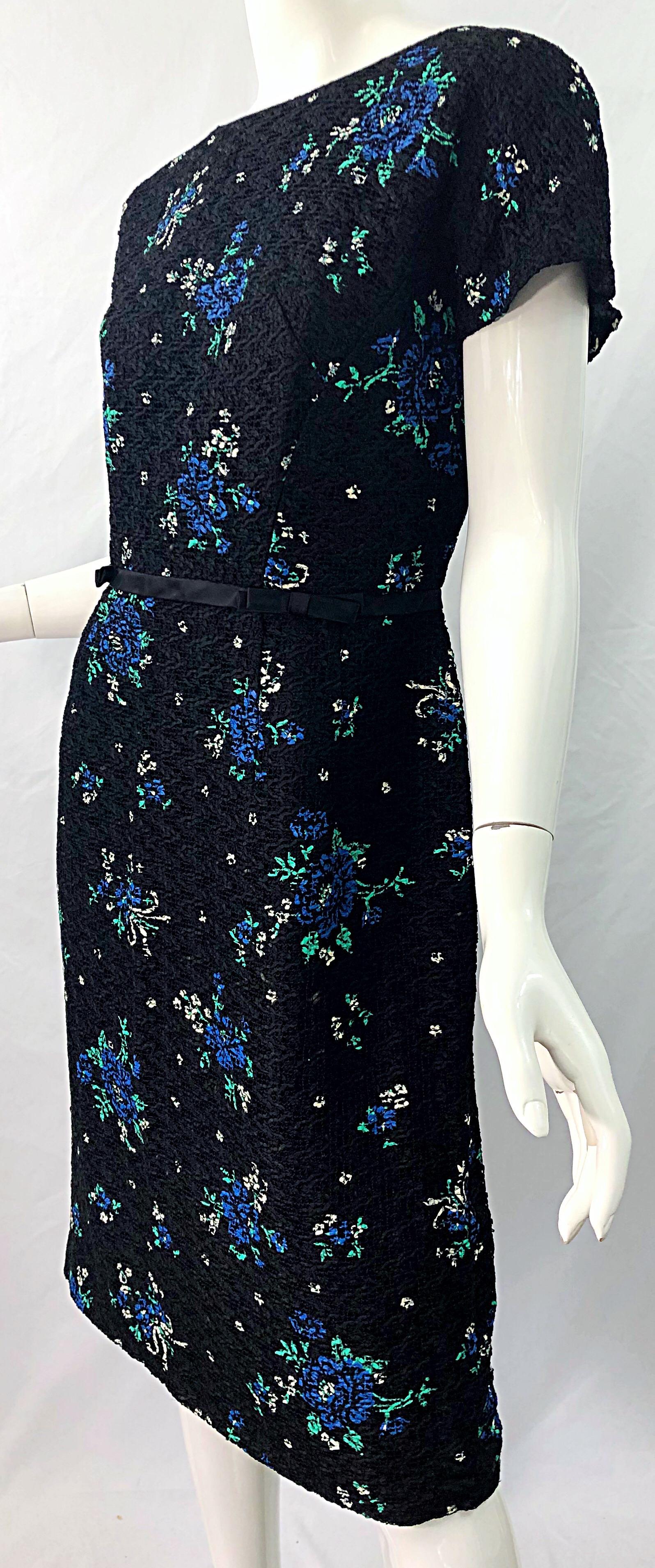 1950er Jahre Großes, handbemaltes, schwarzes, gewebtes Vintage-Kleid mit Bändern aus Seide in Übergröße im Angebot 5