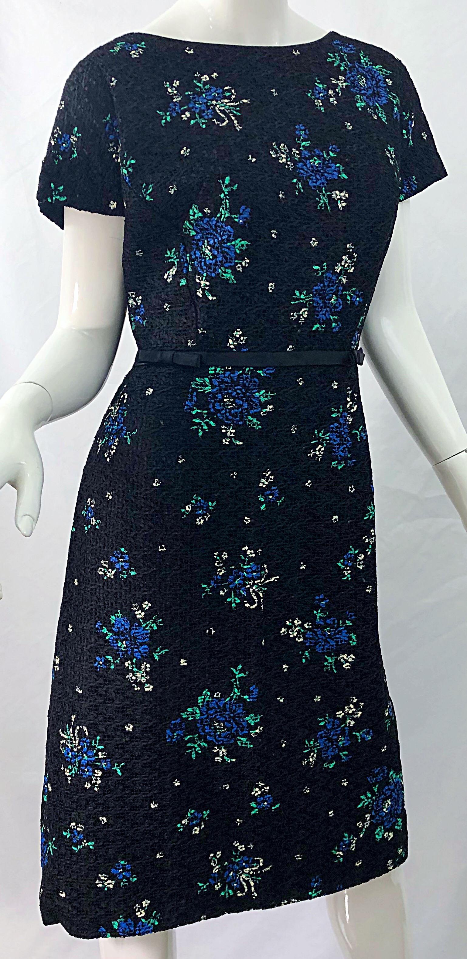 1950er Jahre Großes, handbemaltes, schwarzes, gewebtes Vintage-Kleid mit Bändern aus Seide in Übergröße im Angebot 7