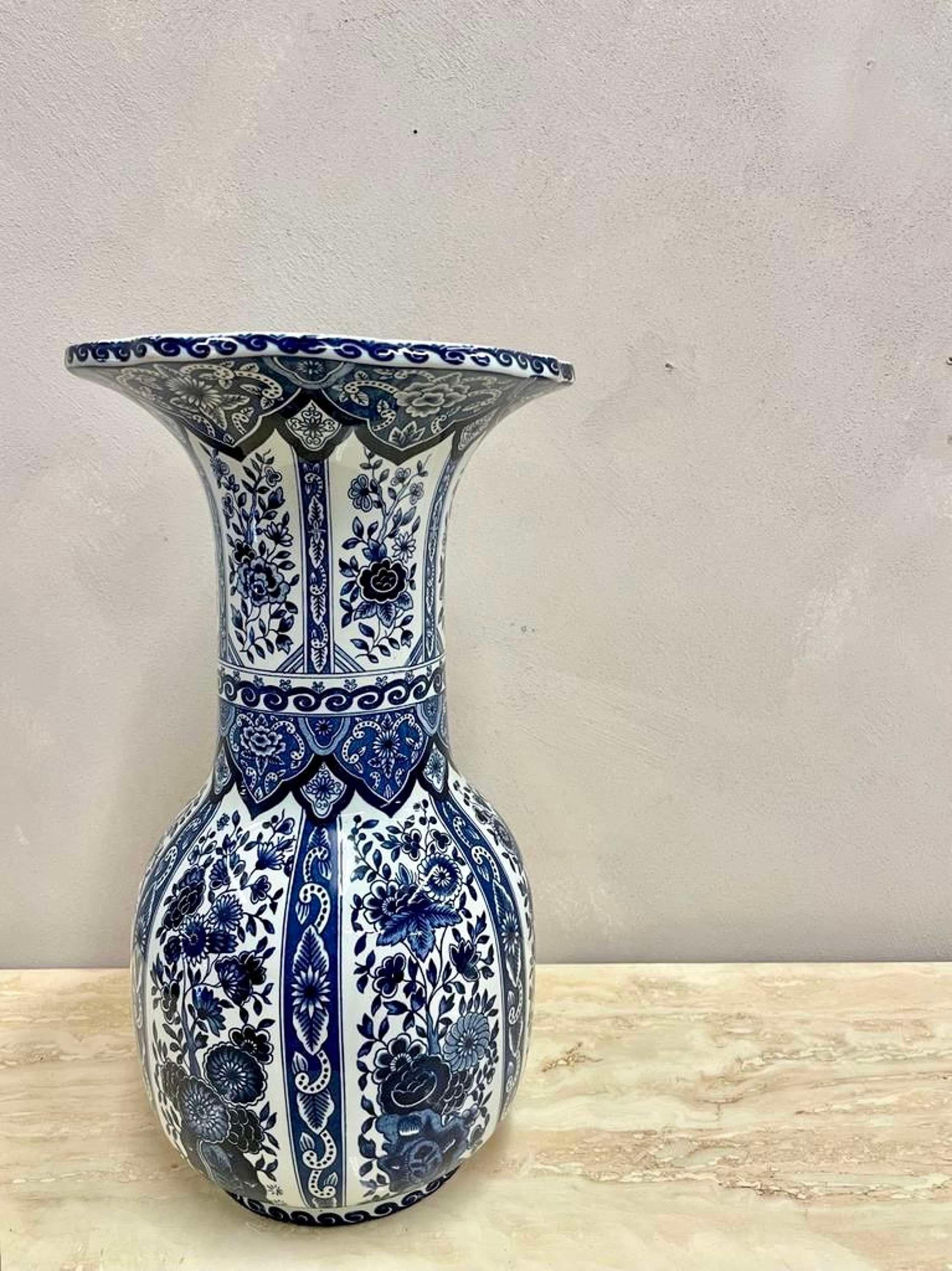 Large scale, blue and white Delft pottery vase.
Fluted shape.
Great condition.
Stamped Boch for Royal Sphinx.
Dimensions:W: 16cm (6.3