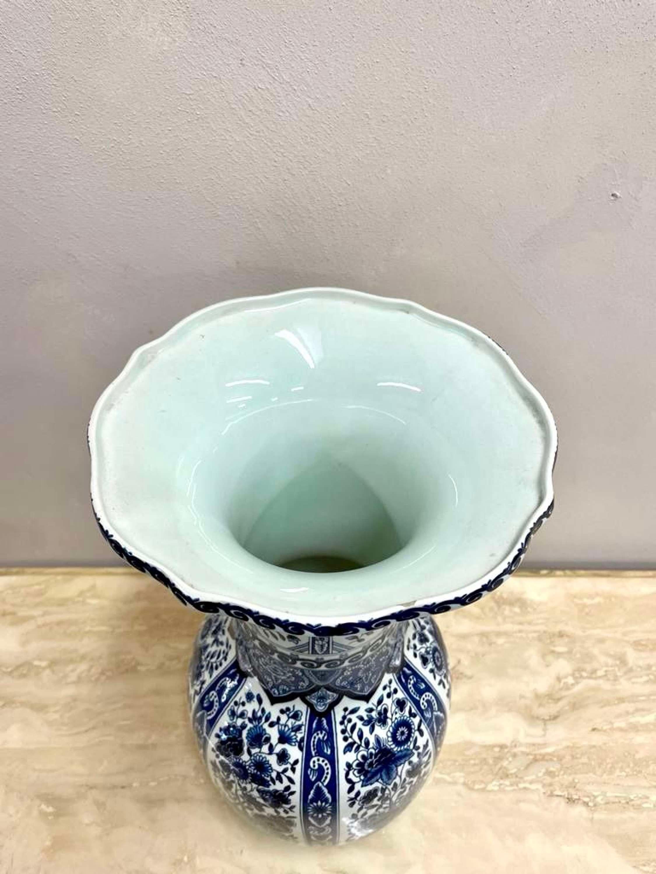 1950's Large Scale, Blau und Weiß Delft Pottery Vase. (Niederländisch) im Angebot