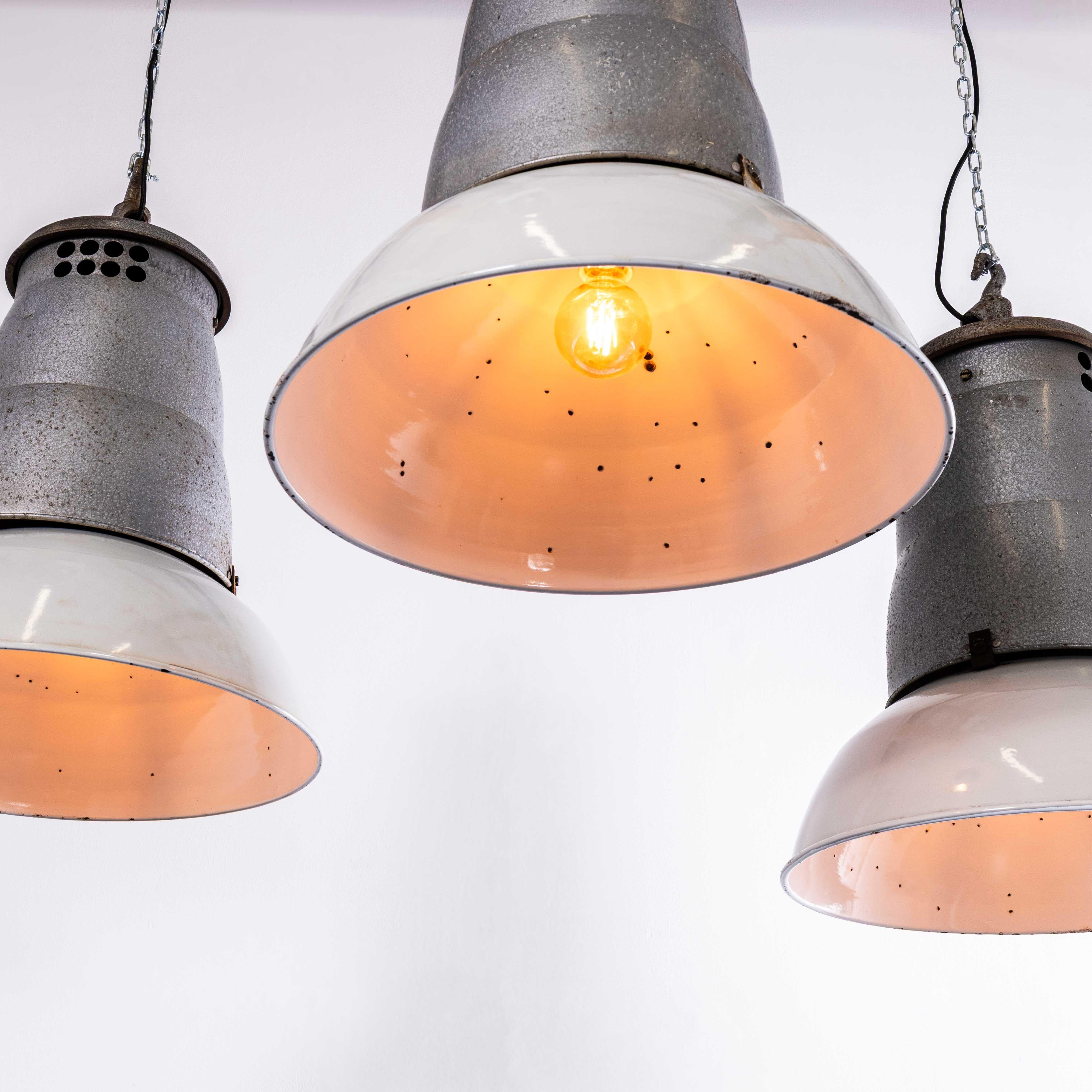 Lampade a sospensione industriali francesi di grandi dimensioni degli anni '50 - Piccolo lotto disponibile. 

Classica lampada industriale francese prodotta da Mazda e ampiamente utilizzata a metà del XX secolo nell'industria francese, ma difficile