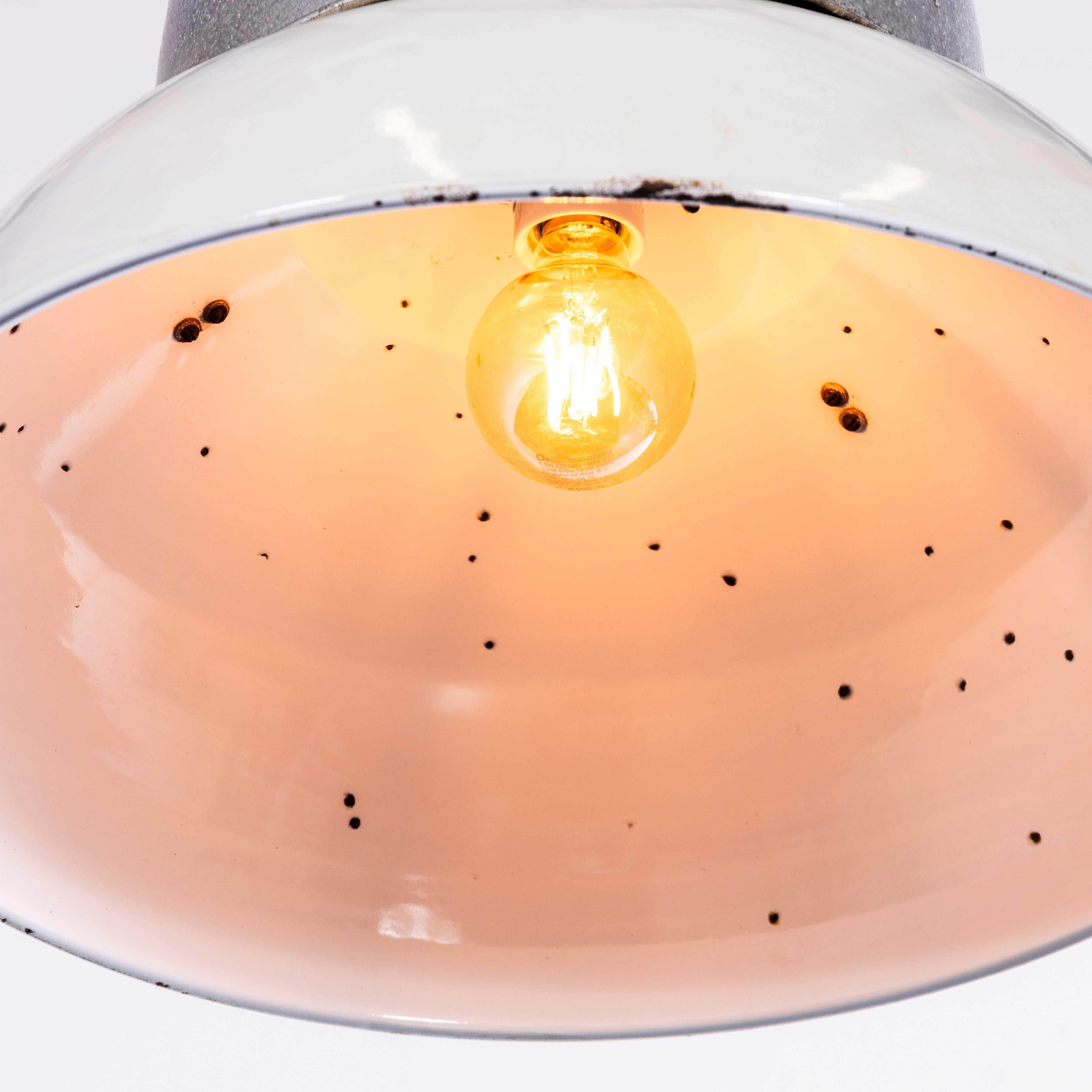 Lampade a sospensione industriali francesi di grandi dimensioni degli anni '50 - Piccolo lotto disponibile In condizioni buone in vendita a Hook, Hampshire