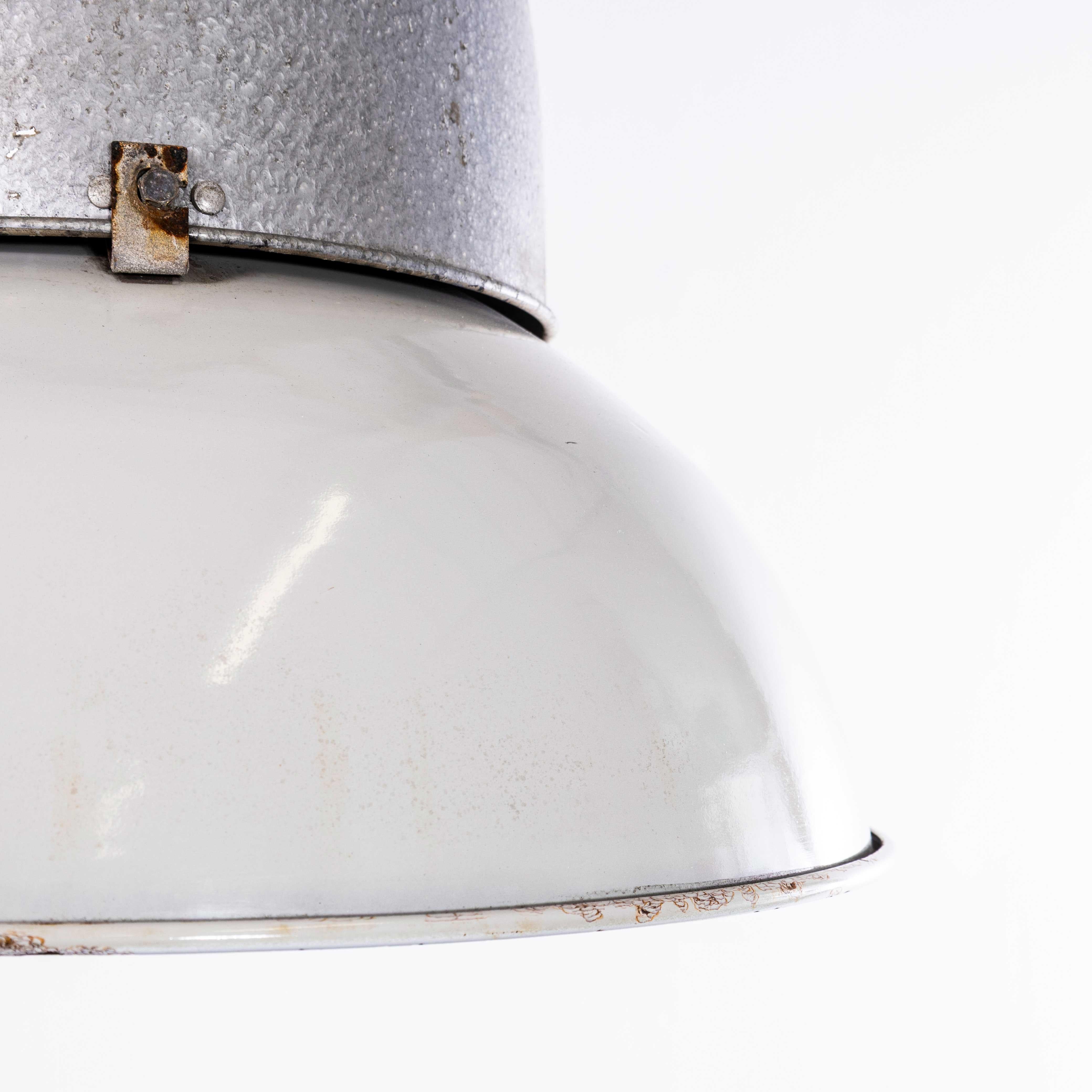 Lamina di metallo Lampade a sospensione industriali francesi di grandi dimensioni degli anni '50 - Piccolo lotto disponibile in vendita