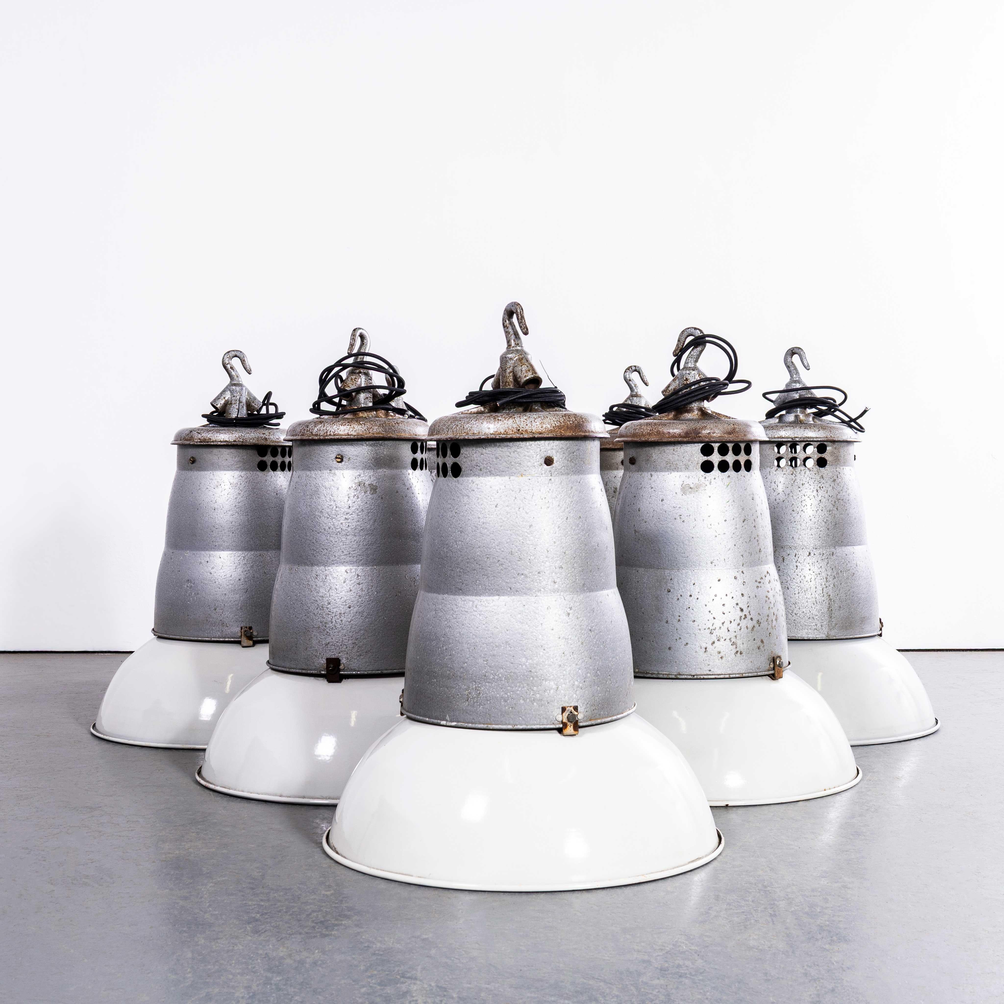 Lampade a sospensione industriali francesi di grandi dimensioni degli anni '50 - Piccolo lotto disponibile in vendita 1