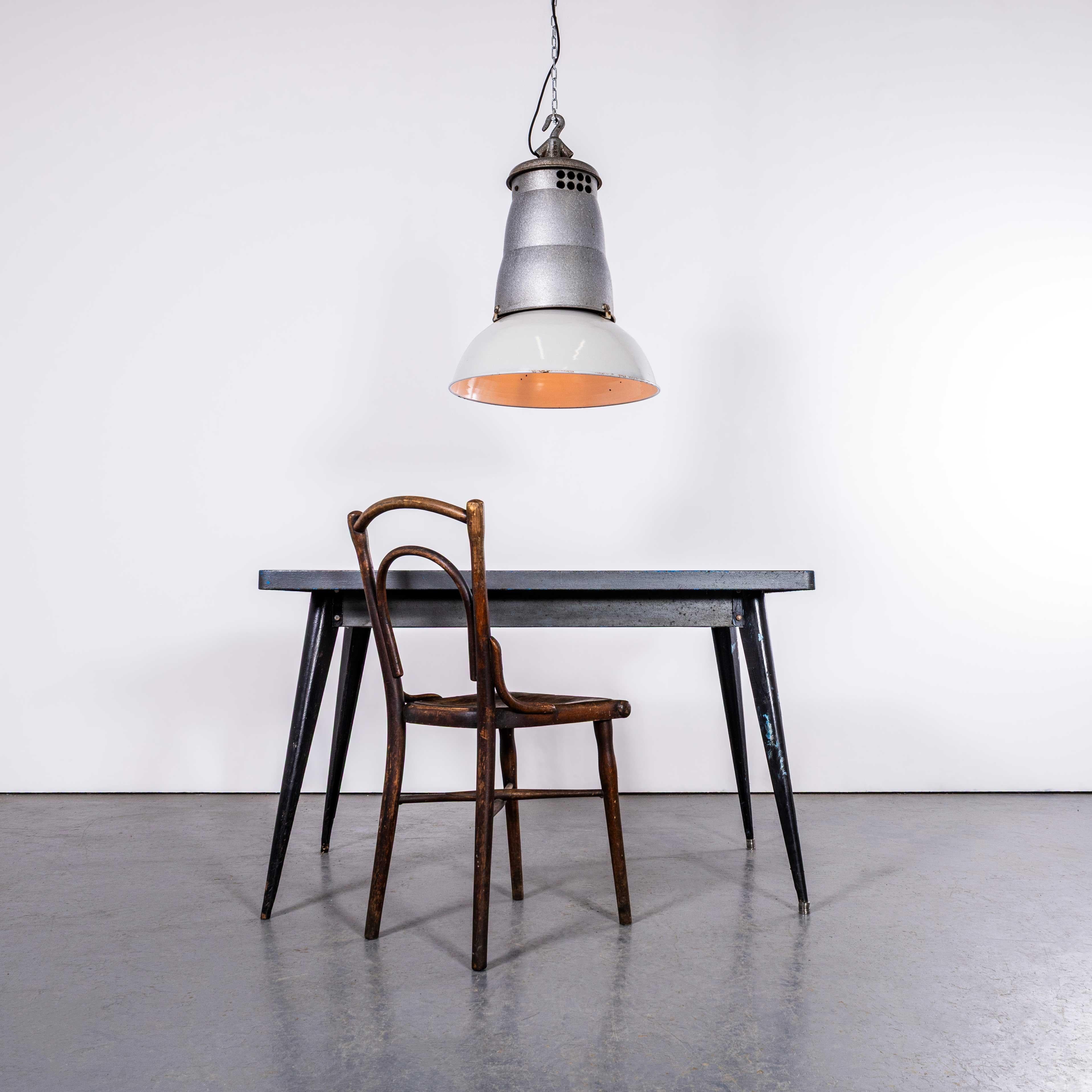 Lampade a sospensione industriali francesi di grandi dimensioni degli anni '50 - Piccolo lotto disponibile in vendita 3