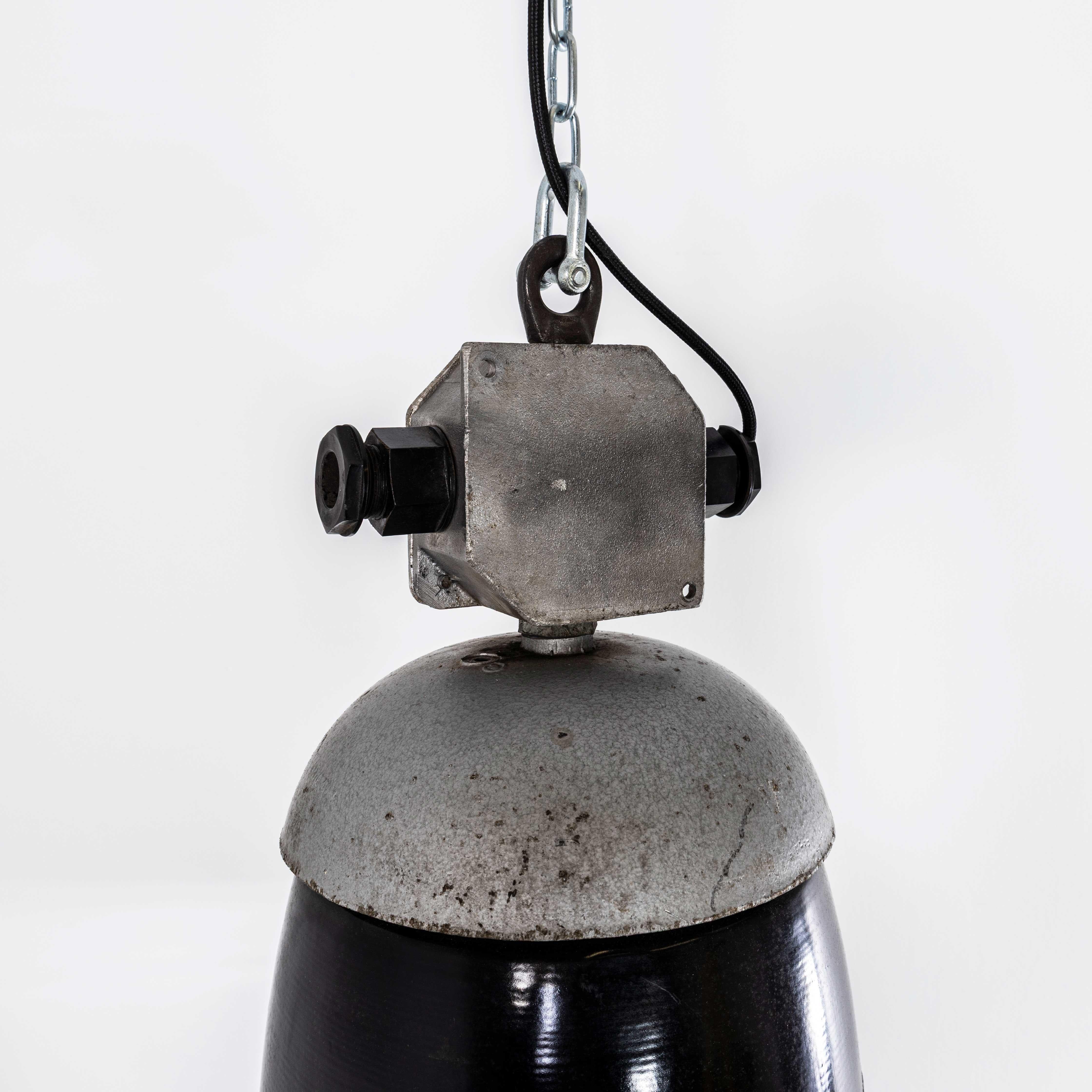 Lampade a sospensione industriali a smalto nero di grandi dimensioni degli anni '50 in vendita 4