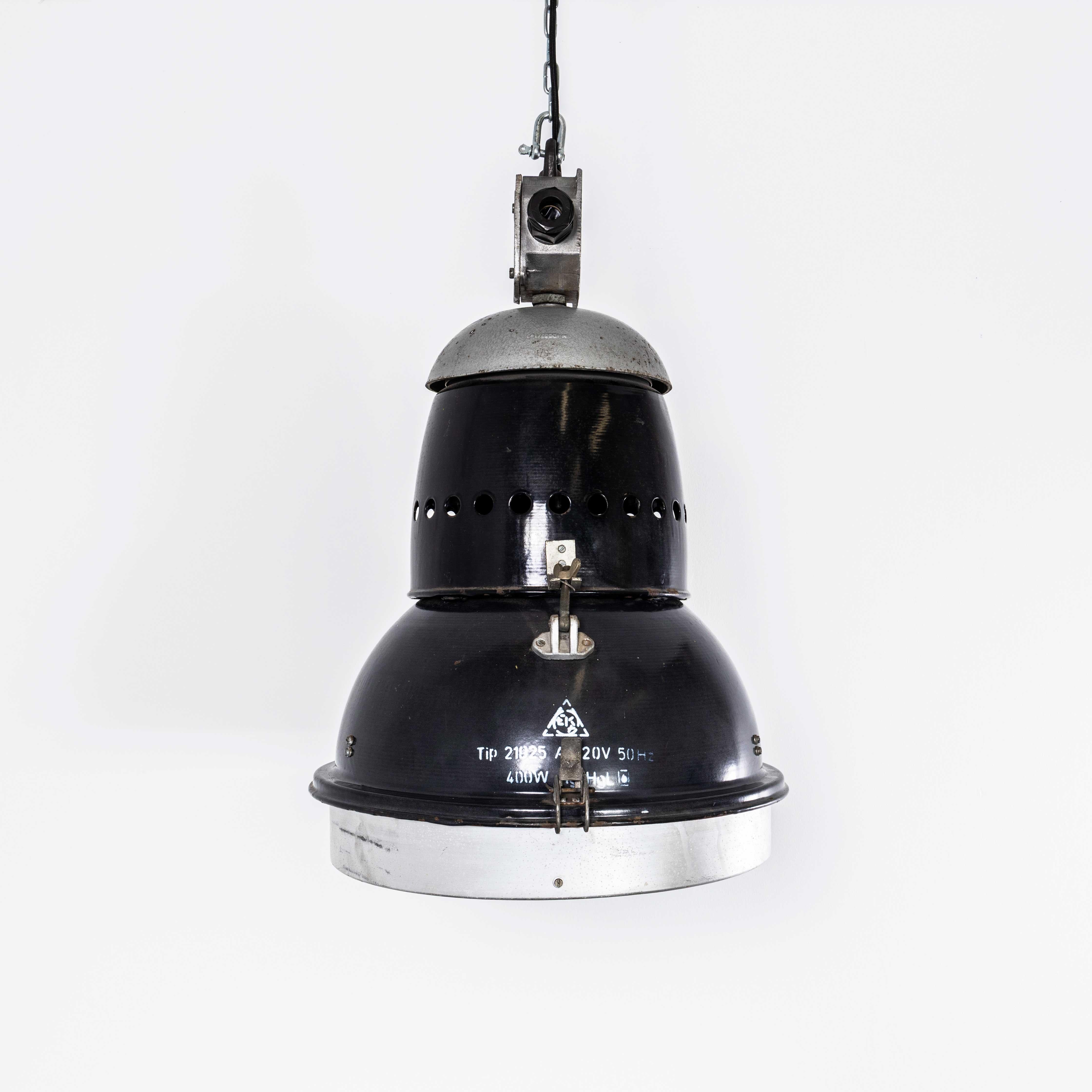 Lampade a sospensione industriali a smalto nero di grandi dimensioni degli anni '50. 
Lampada industriale classica realizzata nell'Europa dell'Est. Il paralume di base è in acciaio smaltato, mentre il paralume riflettente è in smalto bianco. La