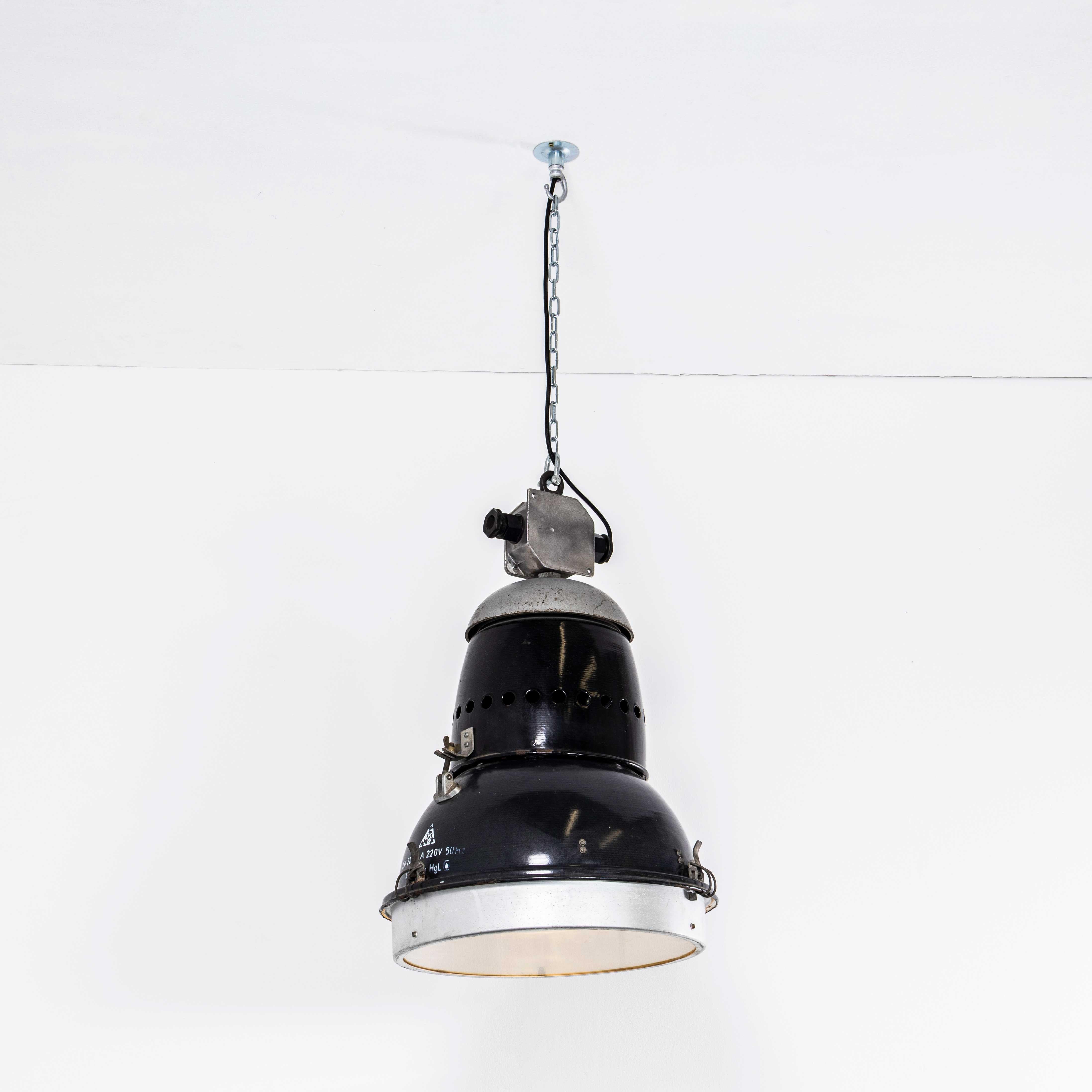 Lampade a sospensione industriali a smalto nero di grandi dimensioni degli anni '50 In condizioni buone in vendita a Hook, Hampshire