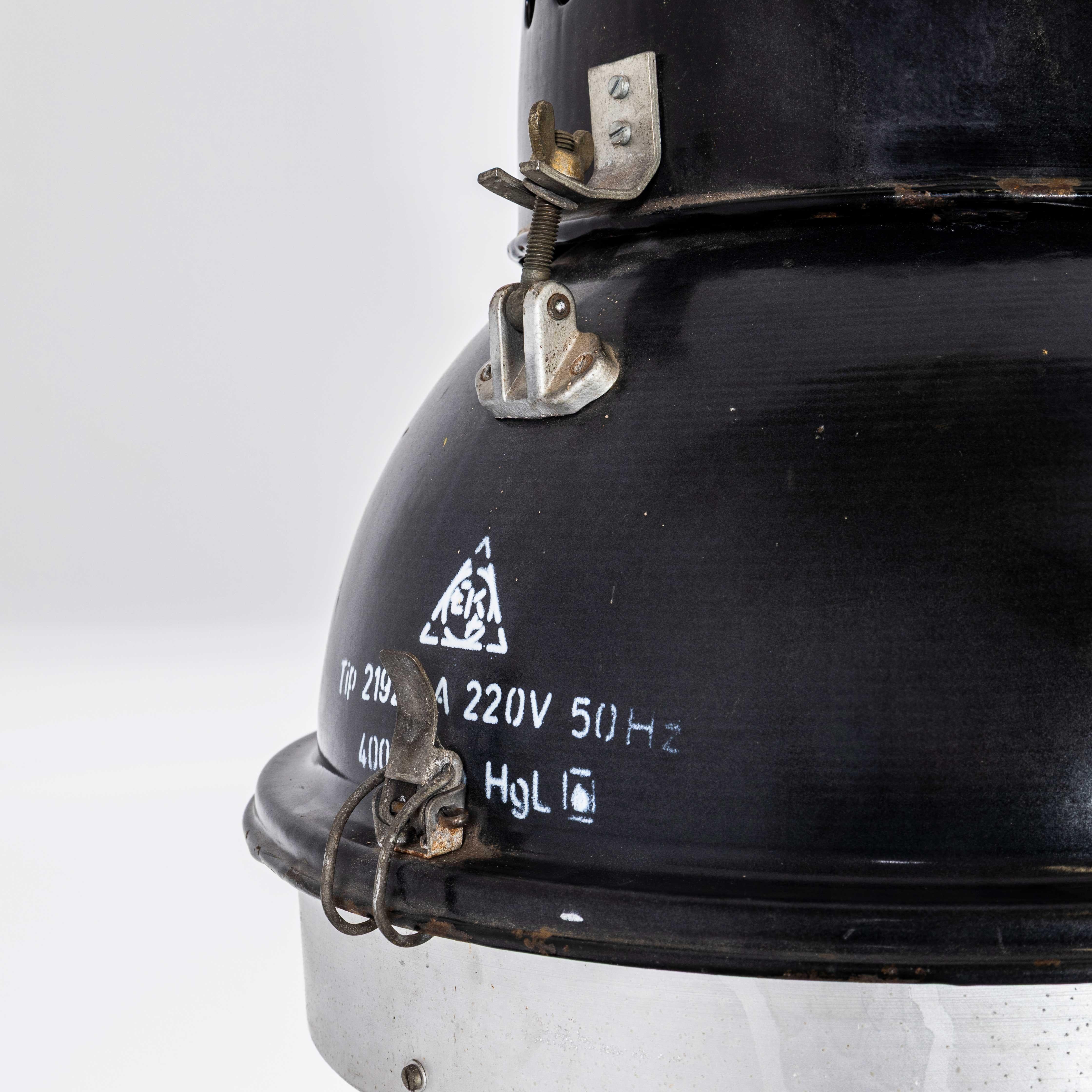 Metà XX secolo Lampade a sospensione industriali a smalto nero di grandi dimensioni degli anni '50 in vendita