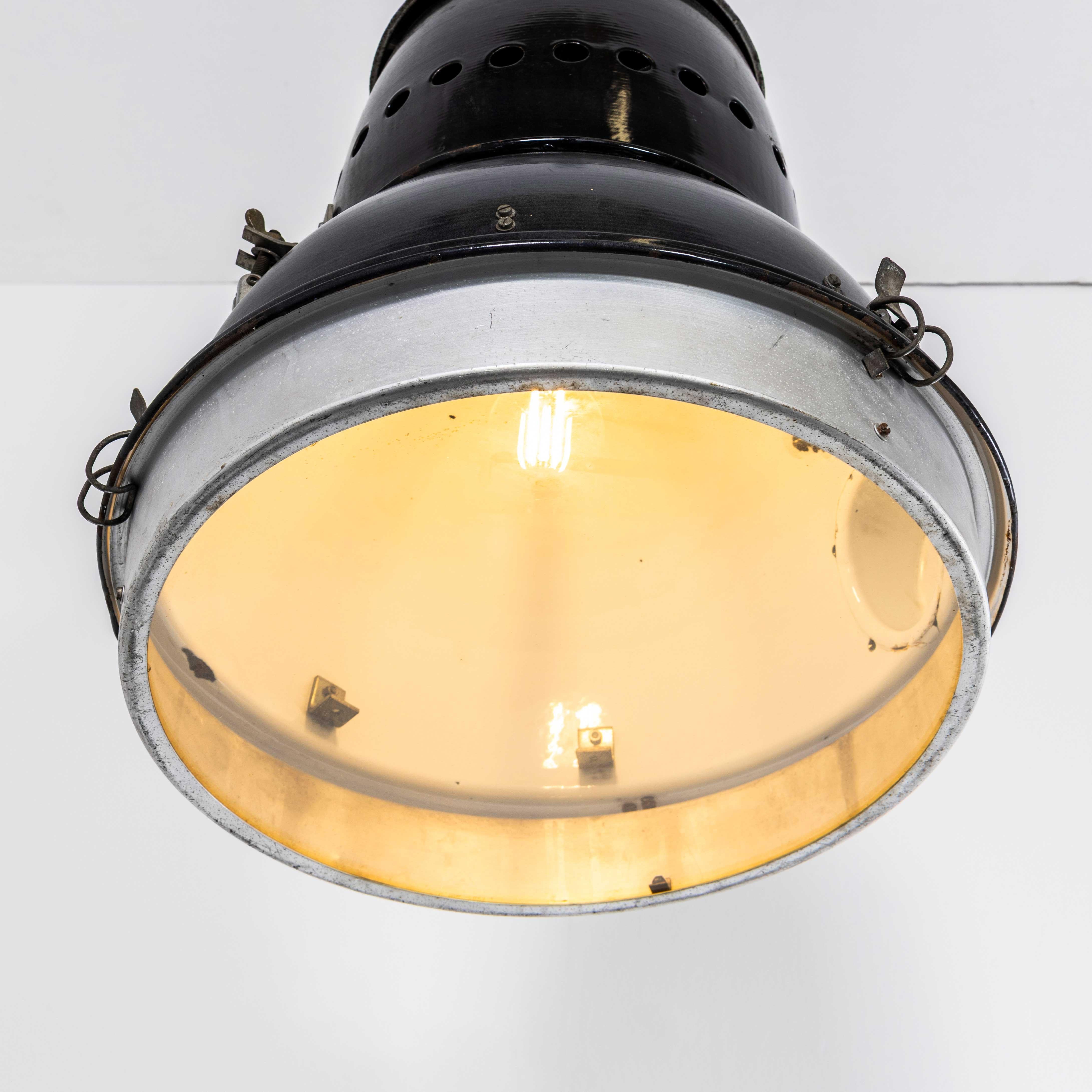 Smalto Lampade a sospensione industriali a smalto nero di grandi dimensioni degli anni '50 in vendita