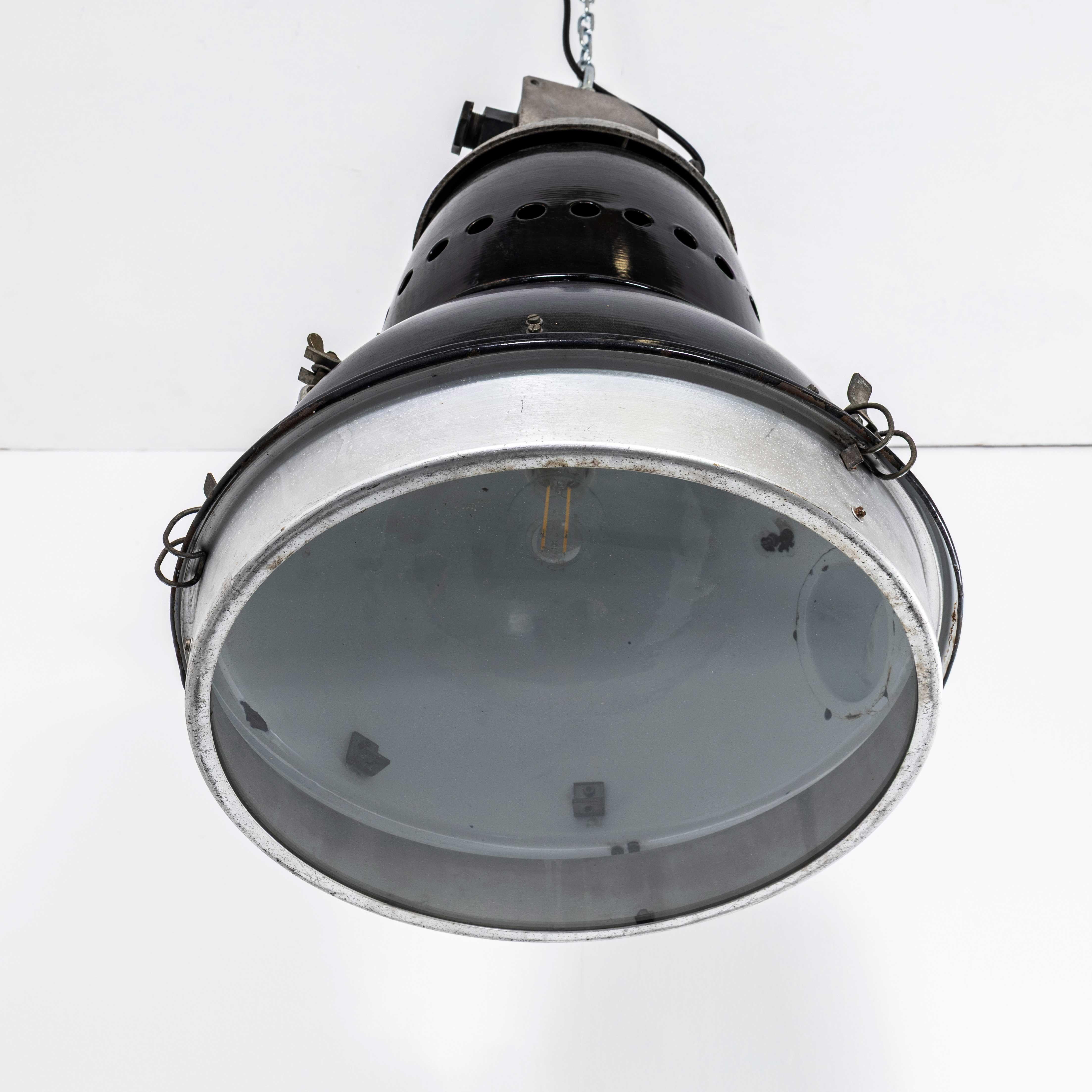 Lampade a sospensione industriali a smalto nero di grandi dimensioni degli anni '50 in vendita 1