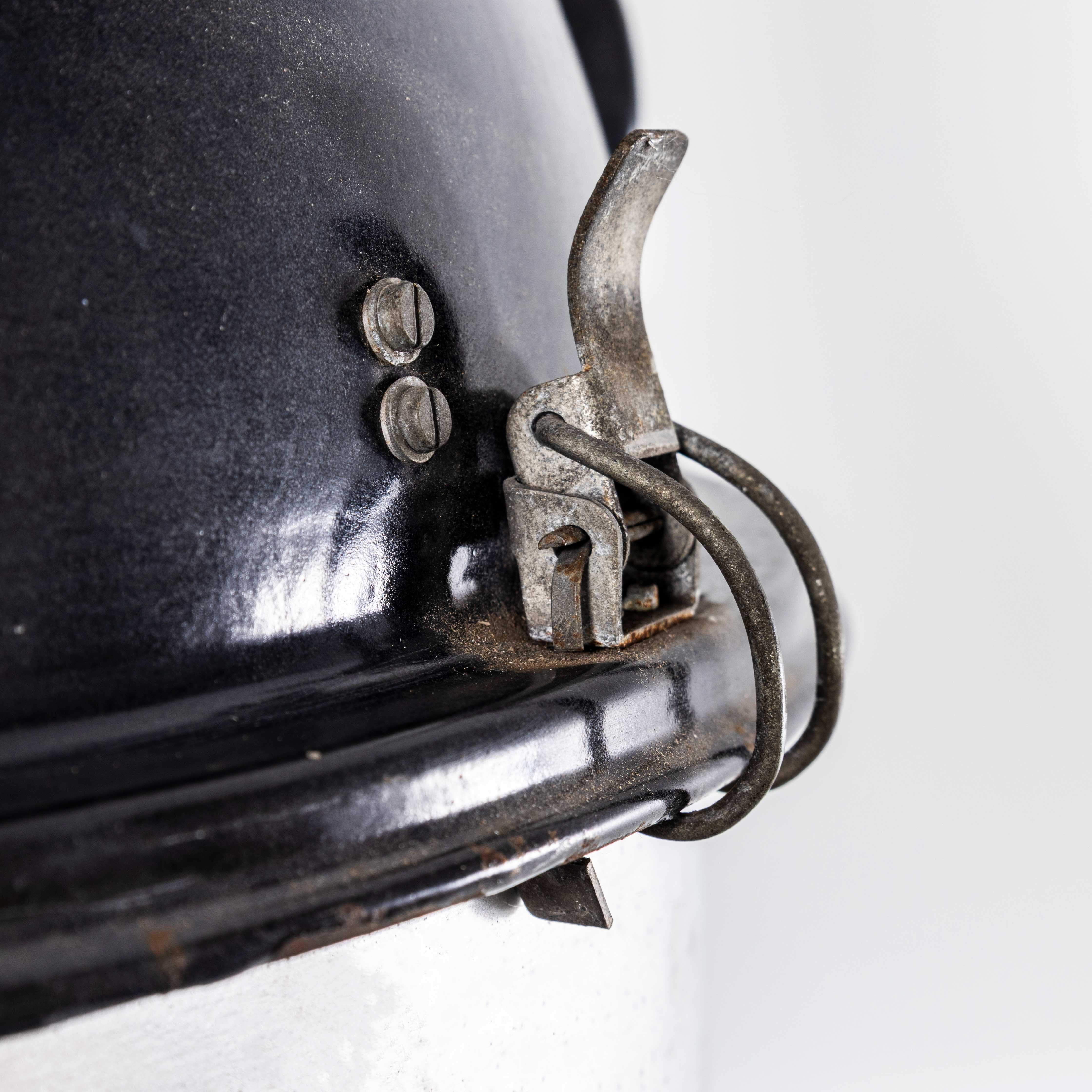 Lampade a sospensione industriali a smalto nero di grandi dimensioni degli anni '50 in vendita 2