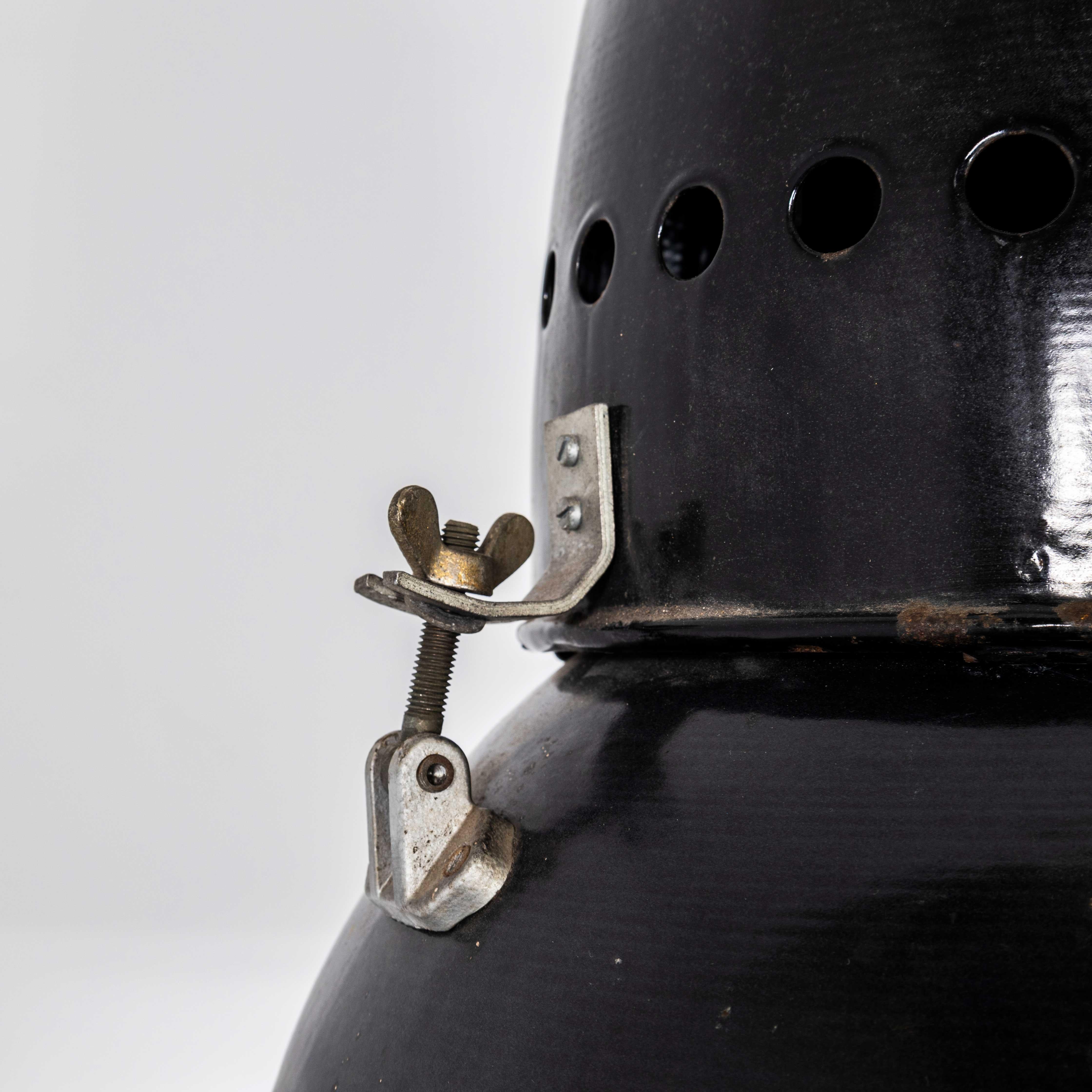 Lampade a sospensione industriali a smalto nero di grandi dimensioni degli anni '50 in vendita 3