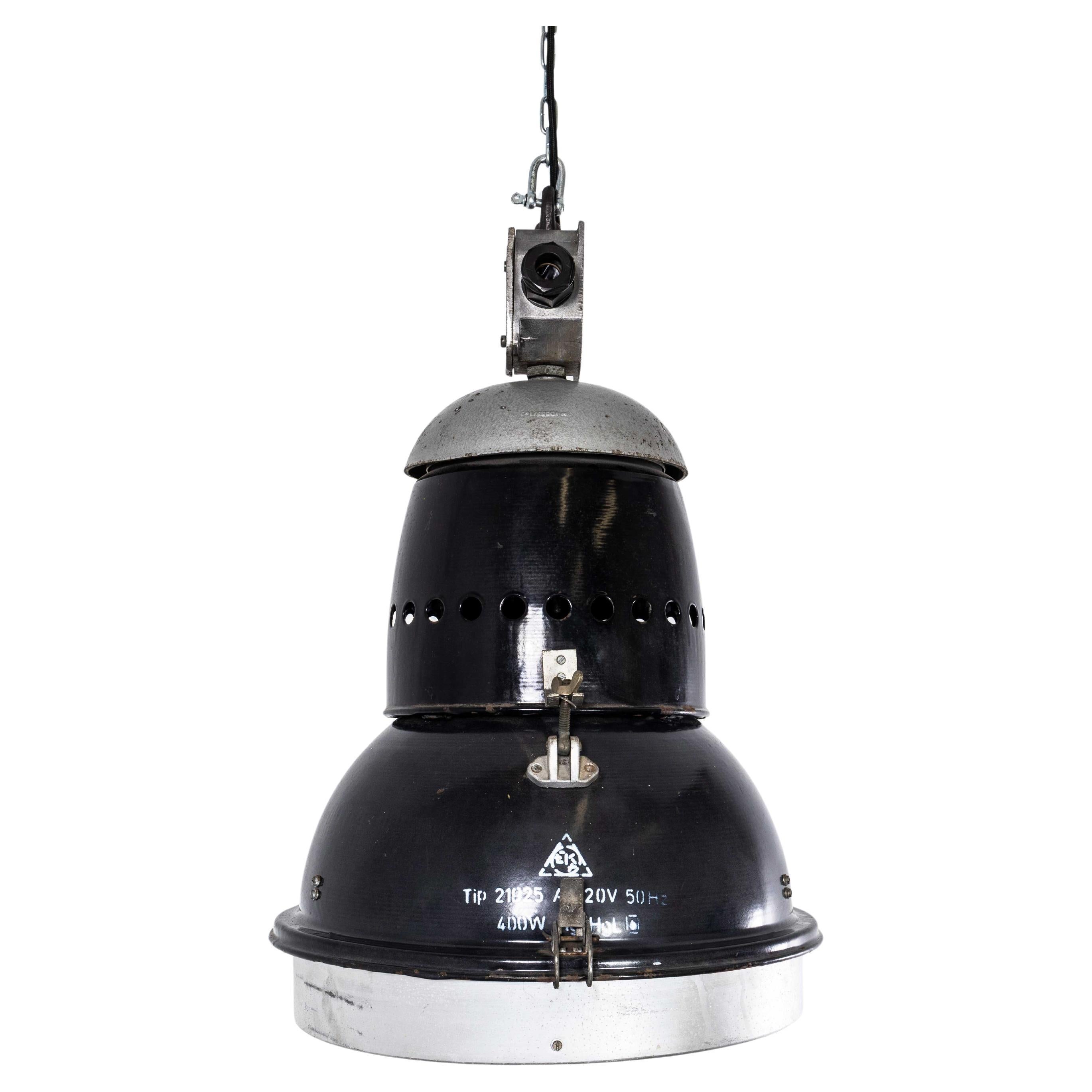 Lampade a sospensione industriali a smalto nero di grandi dimensioni degli anni '50 in vendita