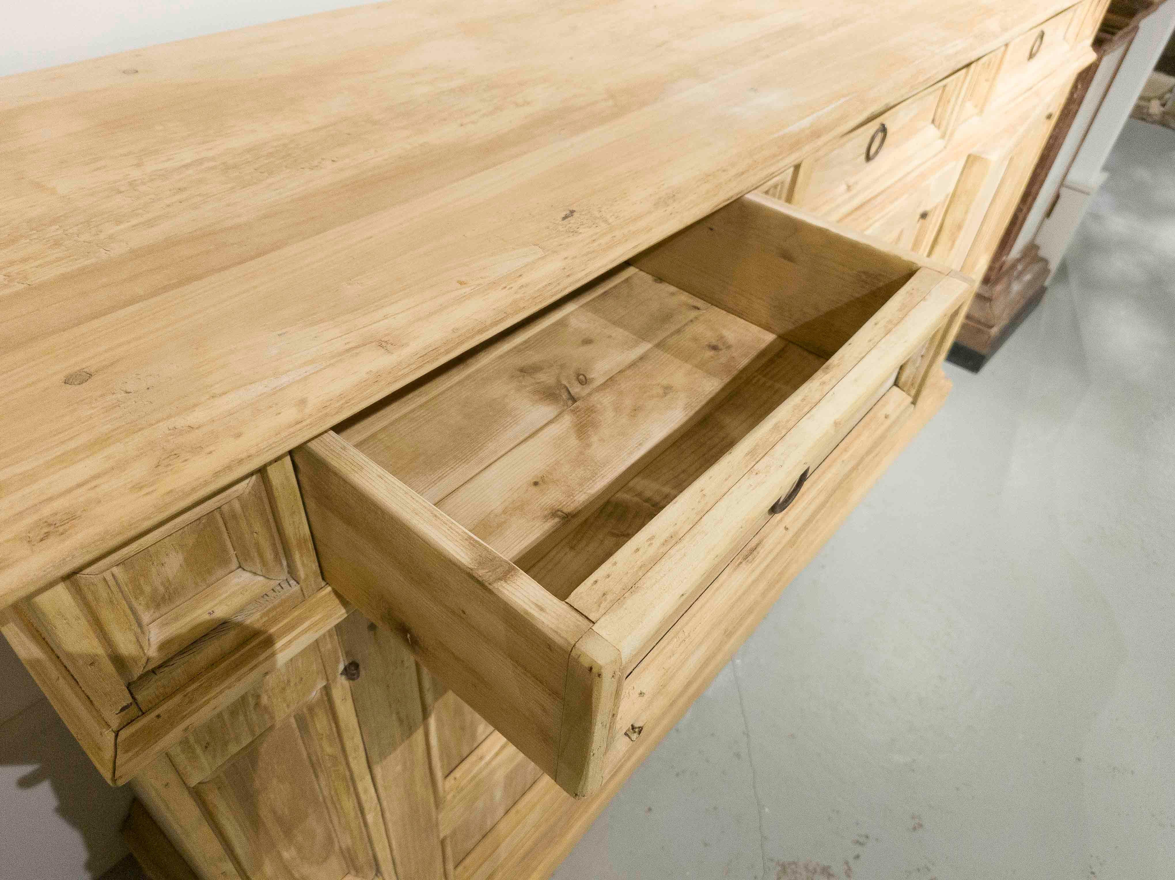 1950s Large Sideboard in Natural Wood with a Distressed Finish and Drawers In condizioni buone in vendita a Marbella, ES