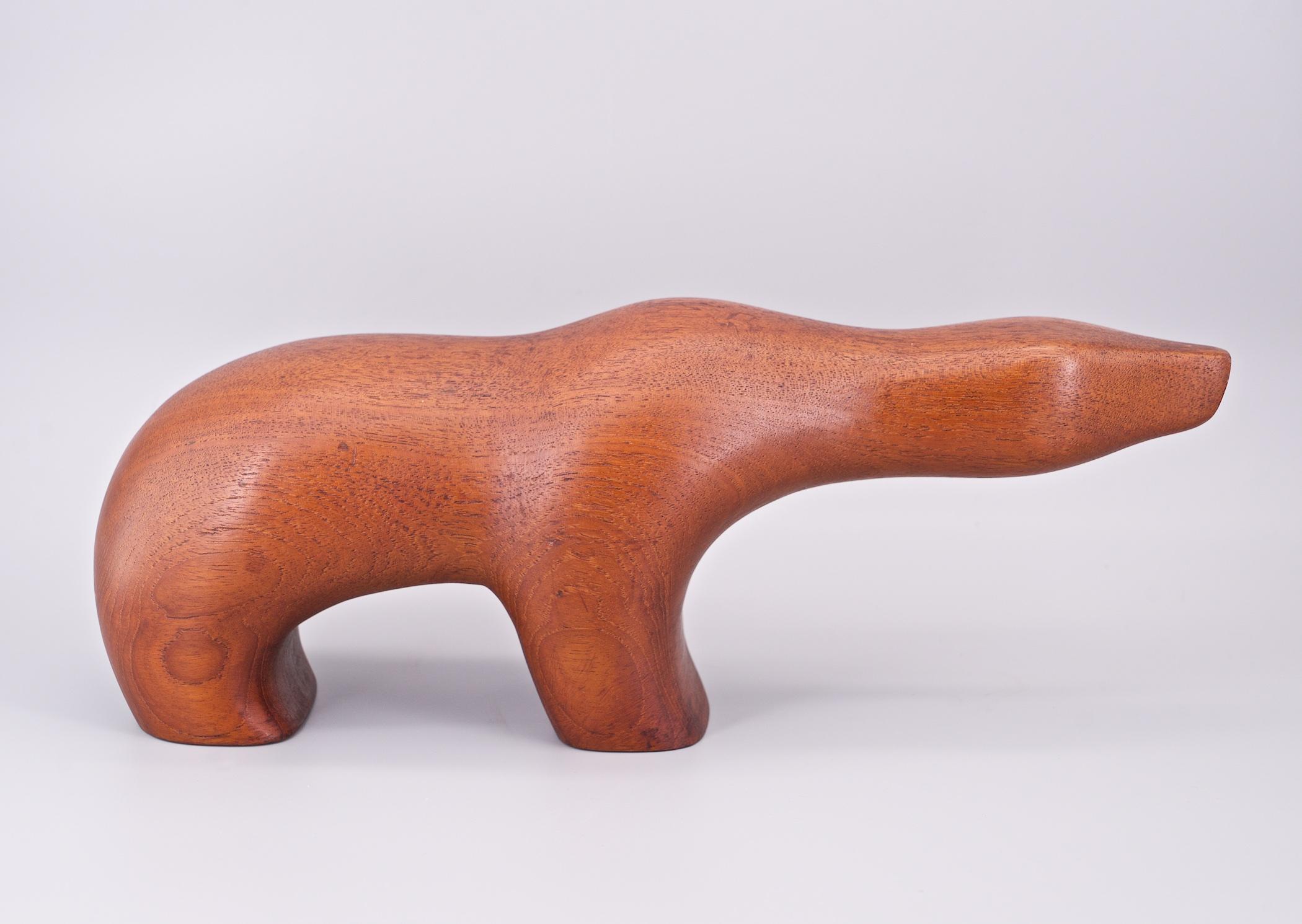 1950 Escultura grande de oso polar de teca Noruega Tjomsland escandinavo de mediados de siglo Escandinavo moderno en venta