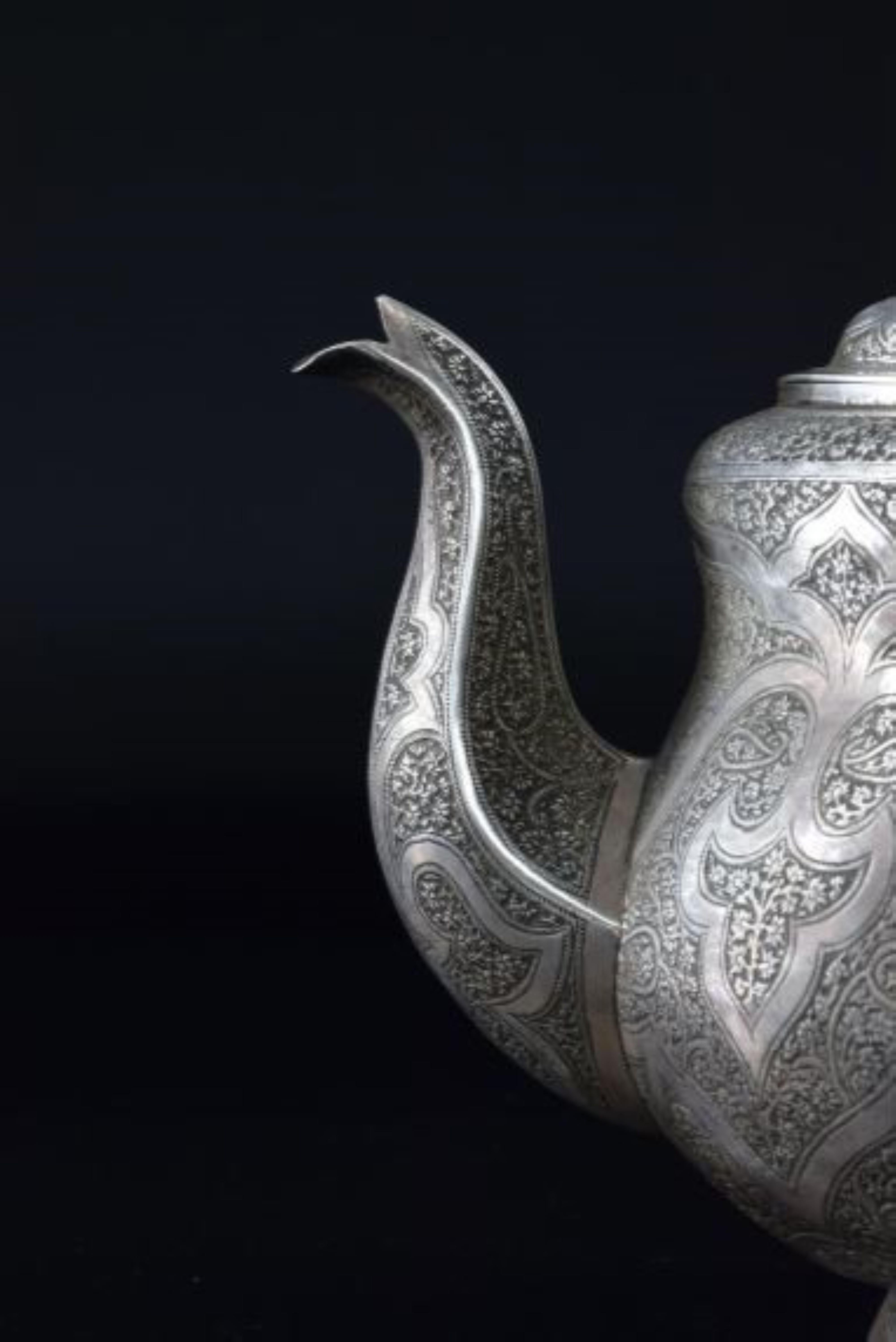 Mauresque 1950s Large Traditional Engraved Sterling Silver Teapot (Théière en argent sterling gravée) en vente
