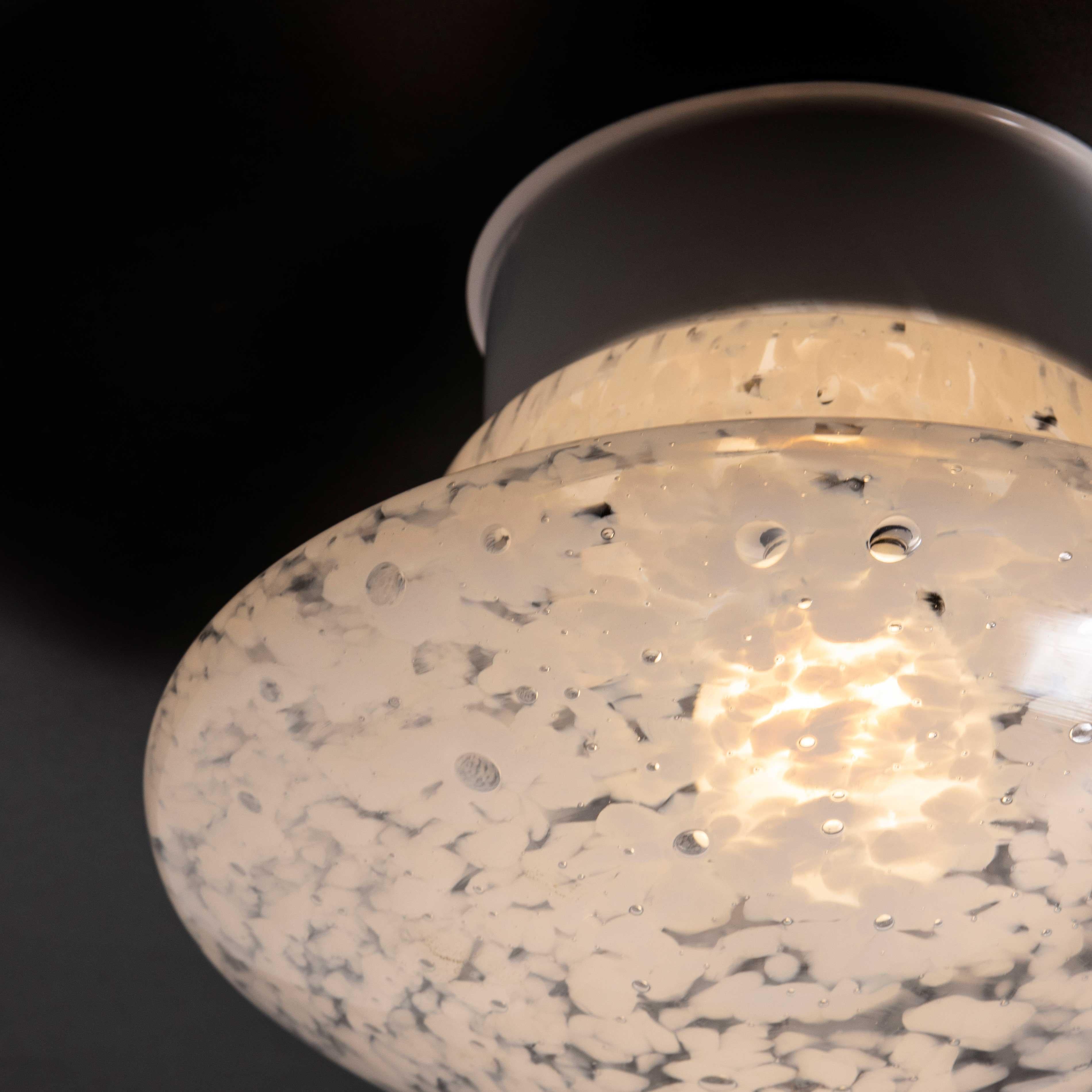 1950's Große weiß gesprenkelte Goto Glas Wand oder Deckenlampe im Angebot 5