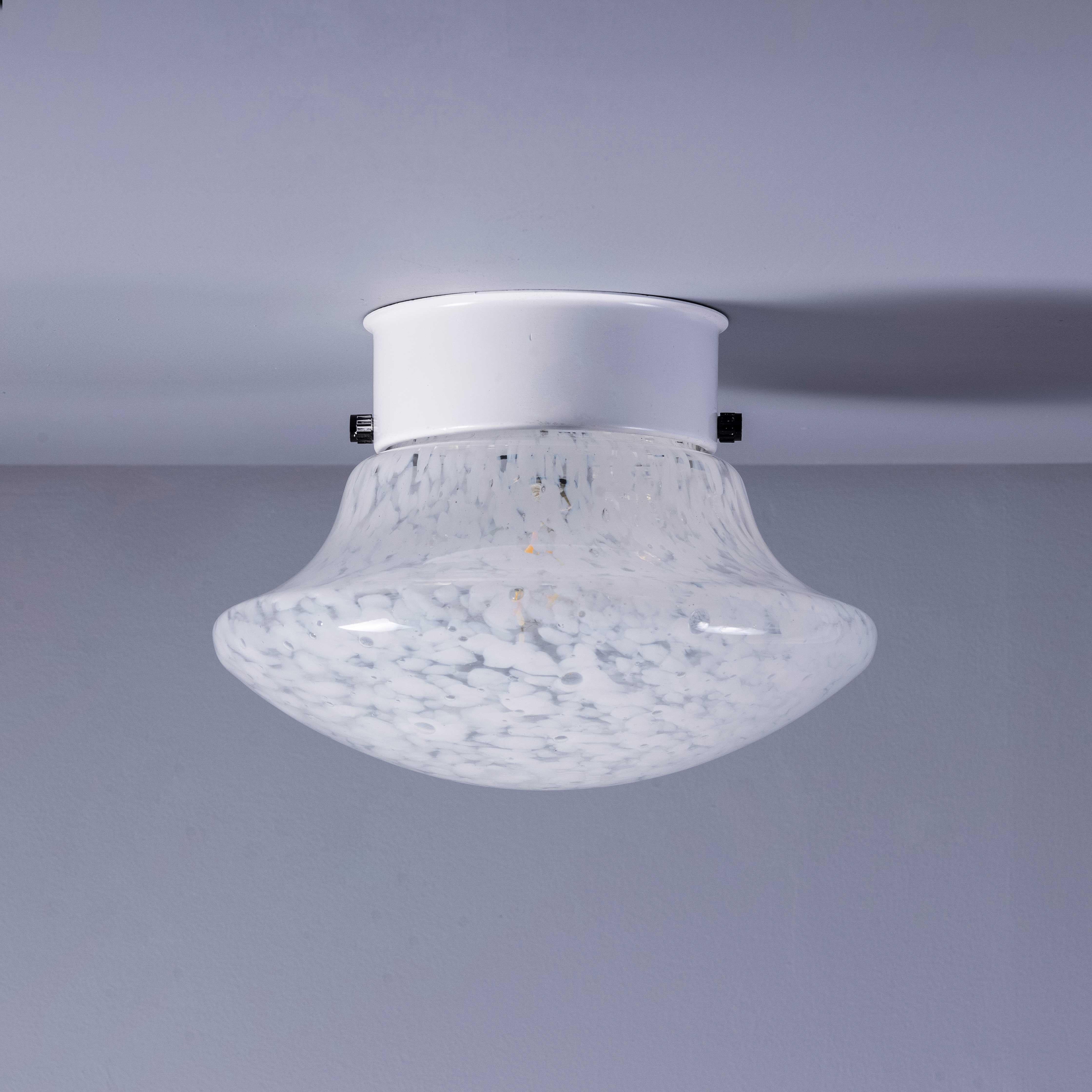 1950's Large White Mottled Goto Glas Wand oder Decke Lampe
1950's Large White Mottled Goto Glass Wall Or Ceiling Lamp. Außergewöhnliche mundgeblasene und handgeformte Glaslampen, die in der Tschechischen Republik in der traditionellen