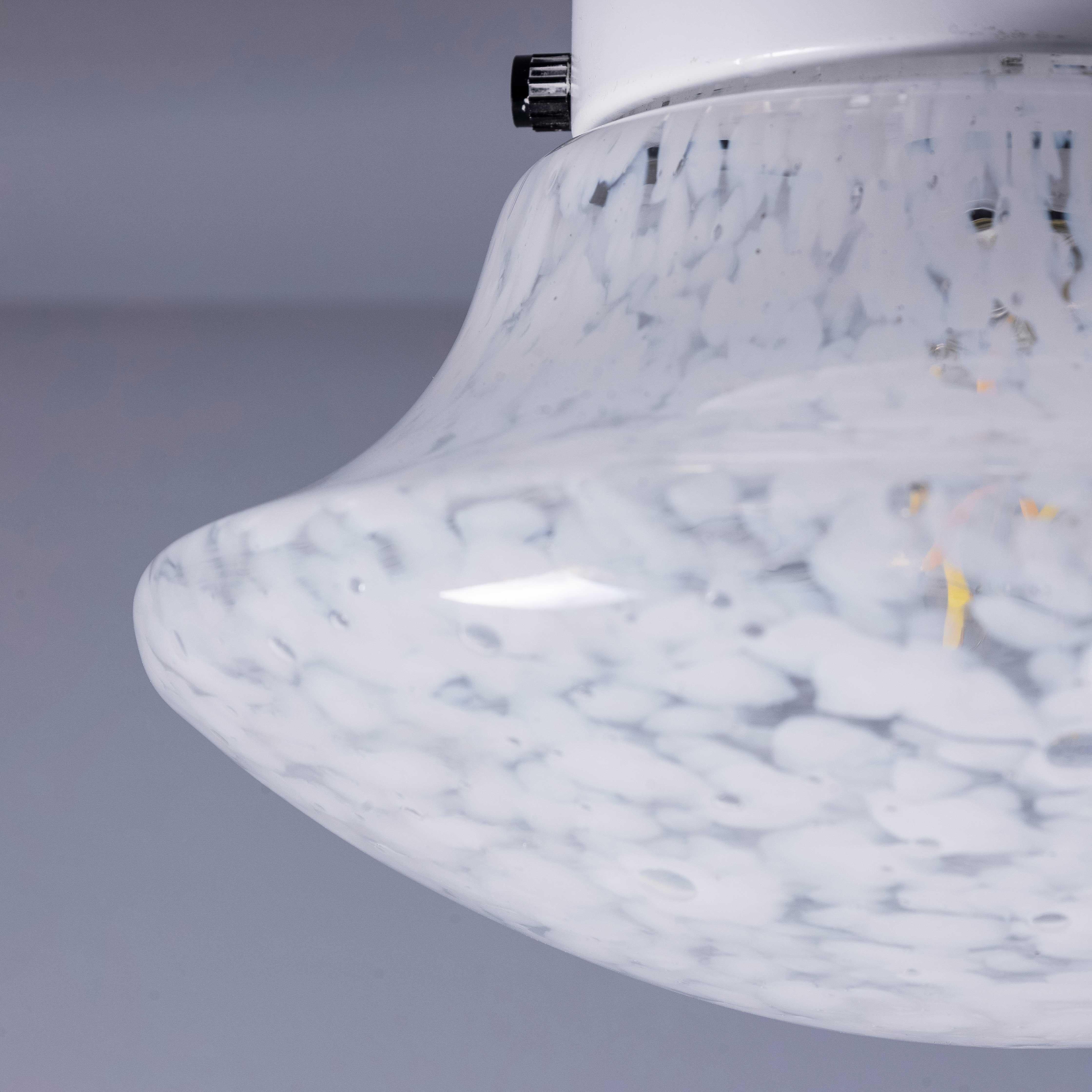 1950's Große weiß gesprenkelte Goto Glas Wand oder Deckenlampe (Mitte des 20. Jahrhunderts) im Angebot