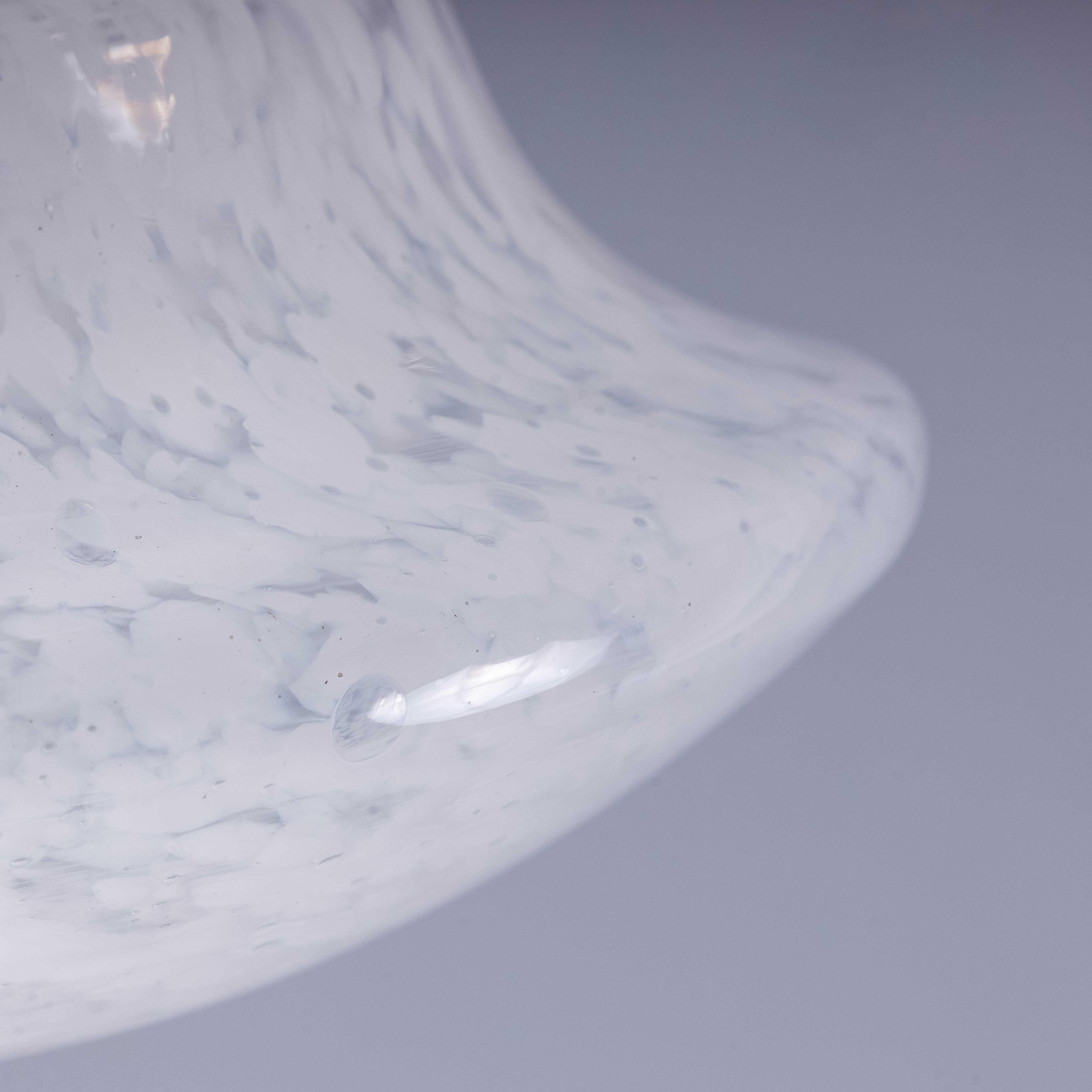 1950's Große weiß gesprenkelte Goto Glas Wand oder Deckenlampe im Angebot 1
