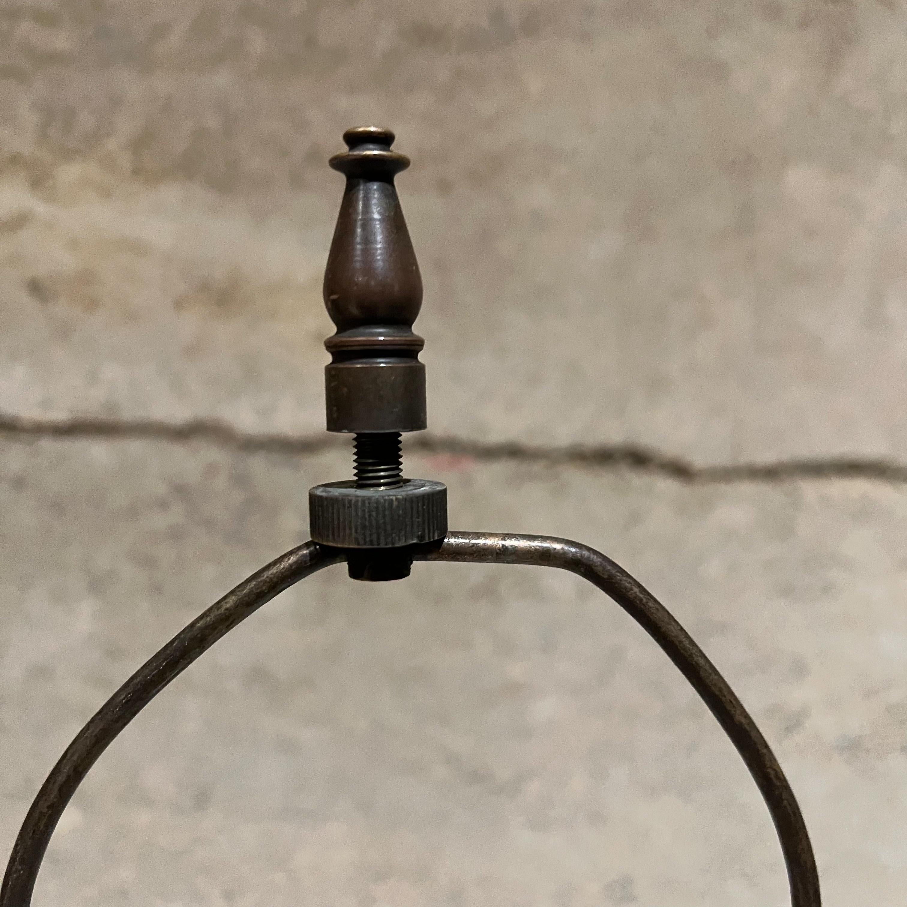 Lámpara de mesa moderna Laris de los años 50 Latón y cobre en venta 1