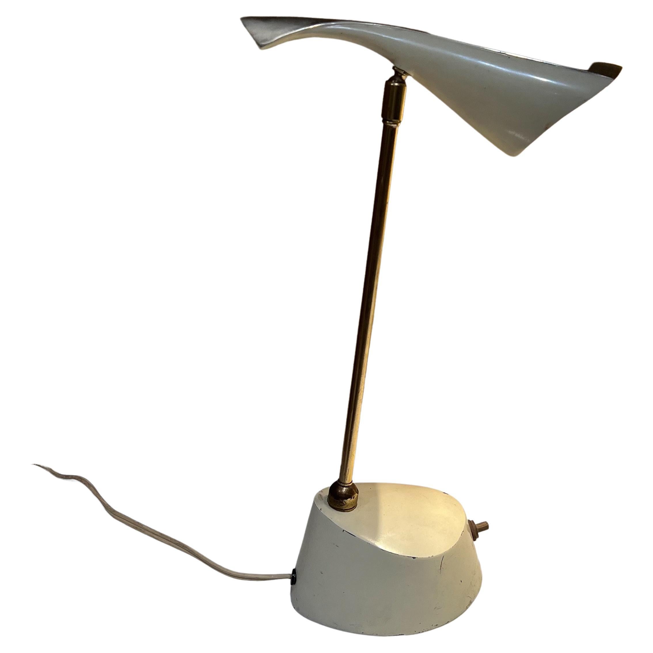 Lampe de bureau
1950 Design/One lampe de bureau lampe de travail classique sculpturale design du milieu du siècle.
Joli laurier moderne en laiton et métal avec abat-jour réglable en forme de cône pivotant, années 1950
Mesures : 13 de haut x 3,75