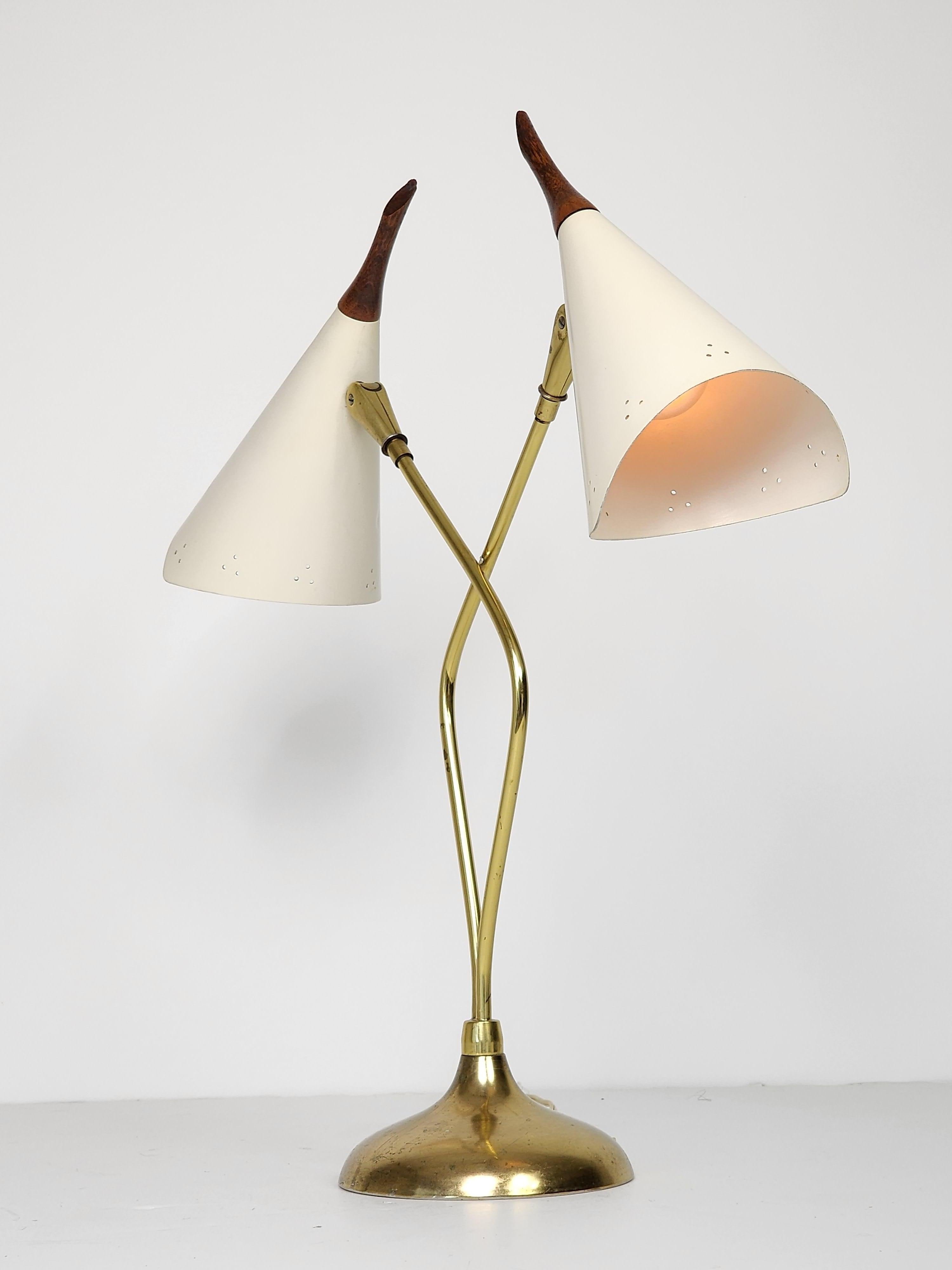 1950s Laurel  Twin Shade Brass Table Lamp , USA  In Good Condition For Sale In St- Leonard, Quebec