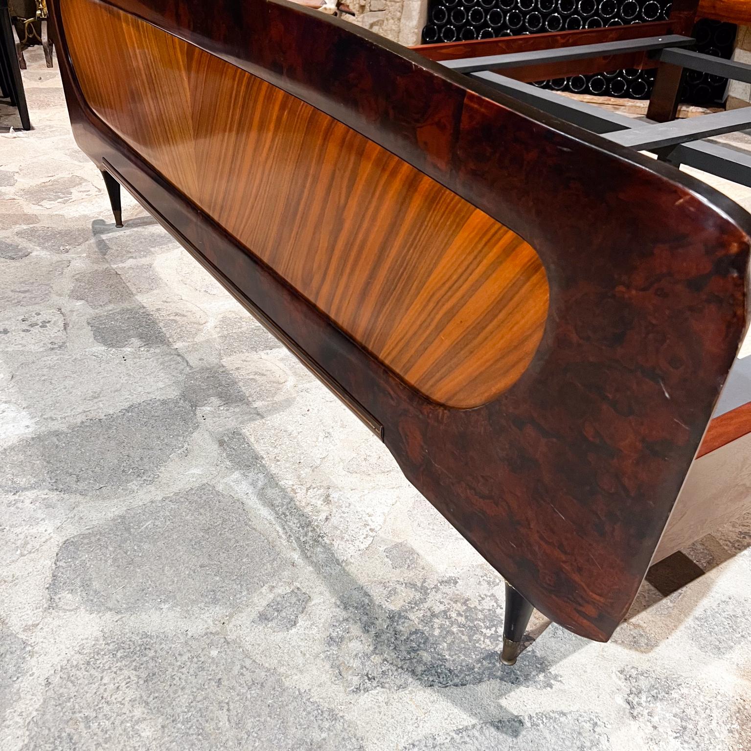 1950s Lavish Exotic Italian Burlwood Queen Bed Style Osvaldo Borsani Milan Italy en vente 4