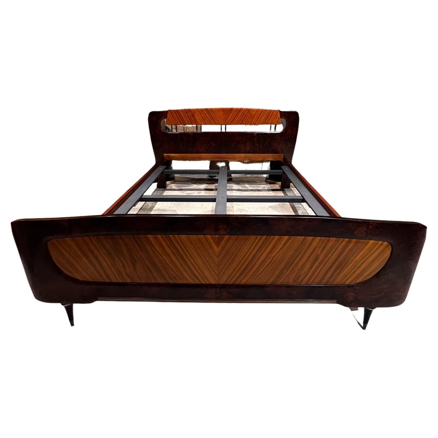 1950s Divine Burl Wood Queen Bed by Osvaldo Borsani Milan Italy
Pas de cachet du fabricant.
Construction sculpturale en bois exotique. 
Lit monté sur des pieds fabuleusement effilés.
69 l x 82,5 
Tête de lit 38.75 
Pied de lit 24.85
Surface
