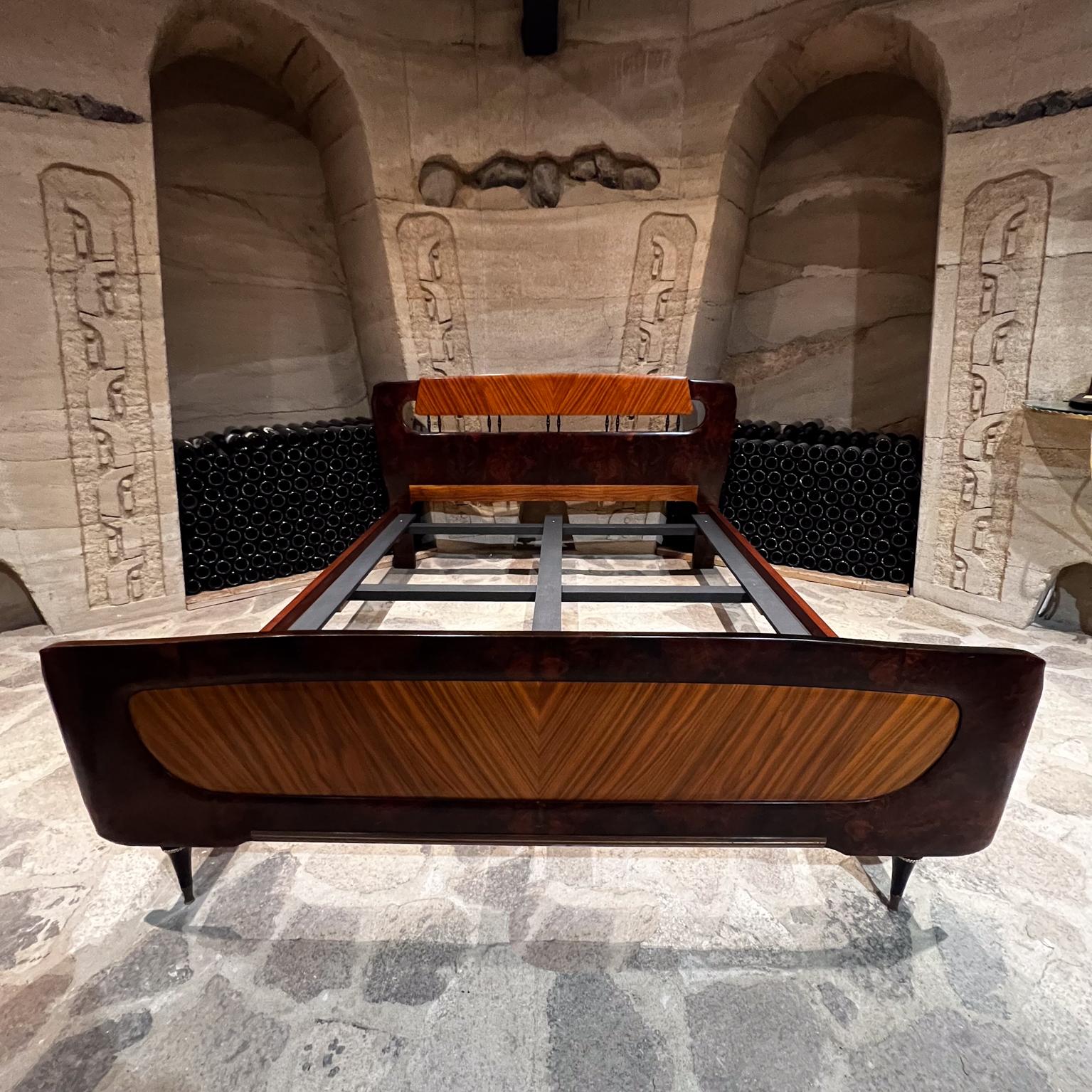 1950s Lavish Exotic Italian Burlwood Queen Bed Style Osvaldo Borsani Milan Italy Bon état - En vente à Chula Vista, CA