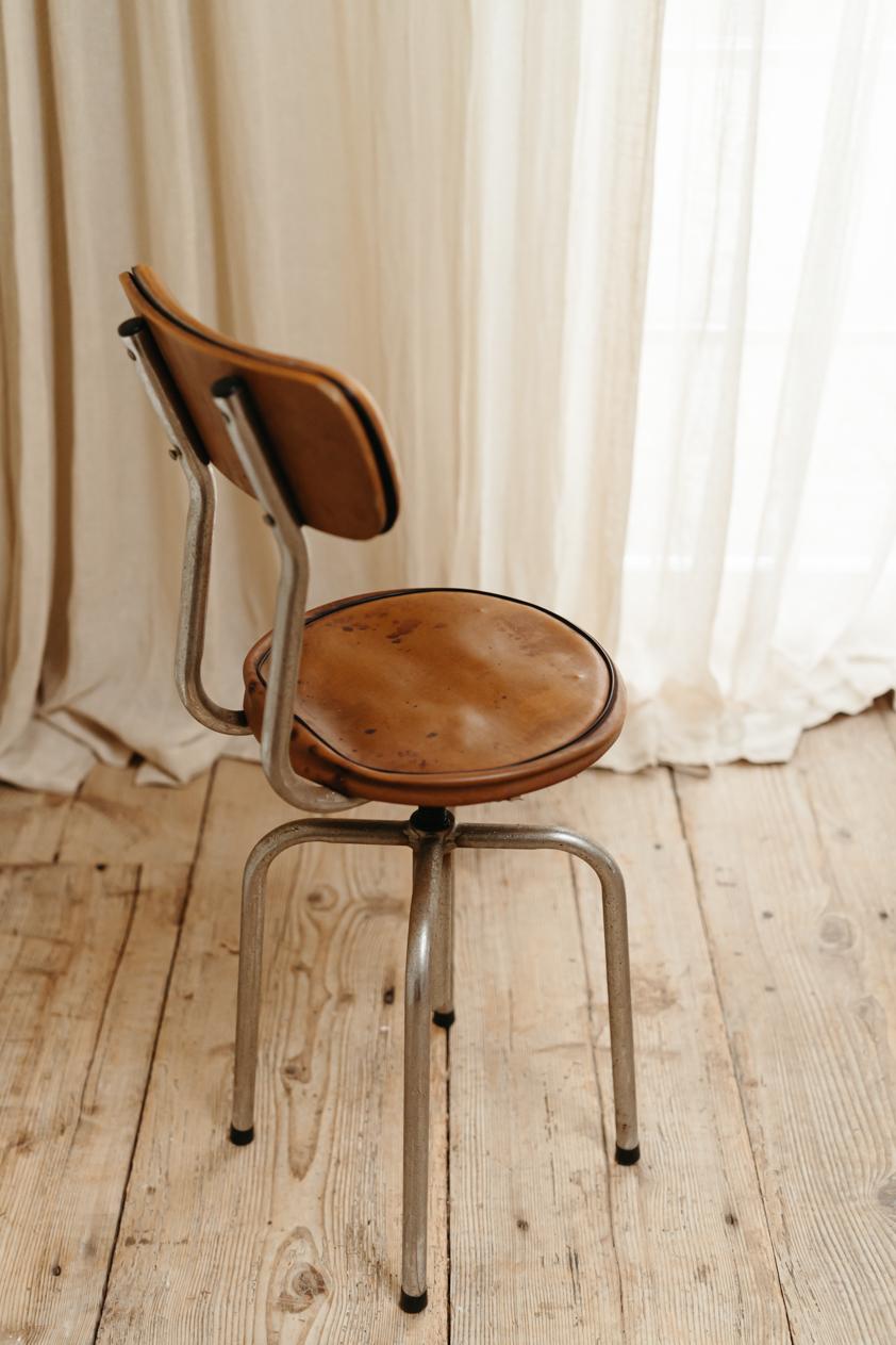 Chaise/tabouret pivotant en cuir et chrome des années 1950  en vente 4