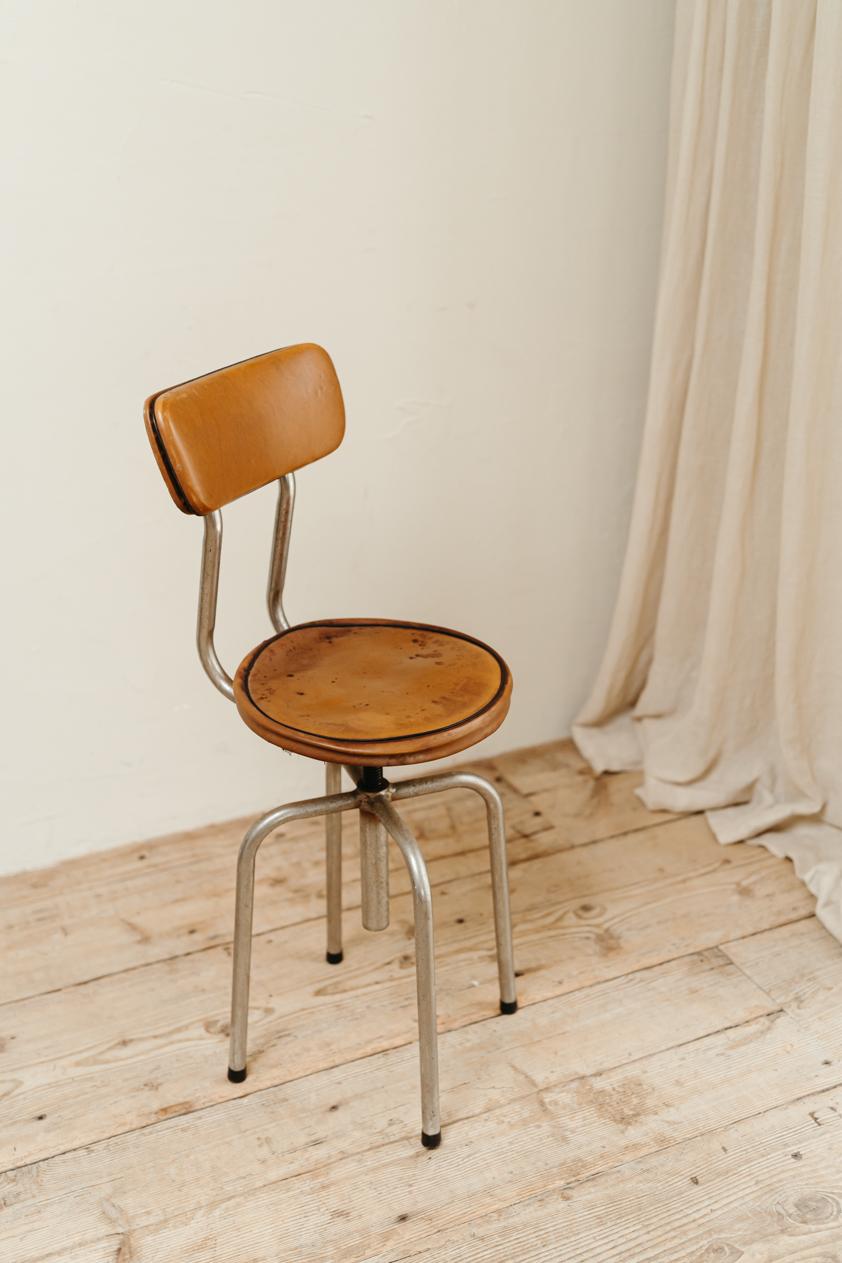 Chaise/tabouret pivotant en cuir et chrome des années 1950  Bon état - En vente à Brecht, BE