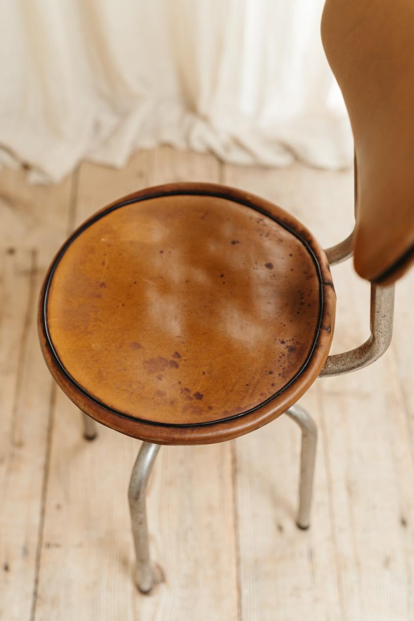 20ième siècle Chaise/tabouret pivotant en cuir et chrome des années 1950  en vente