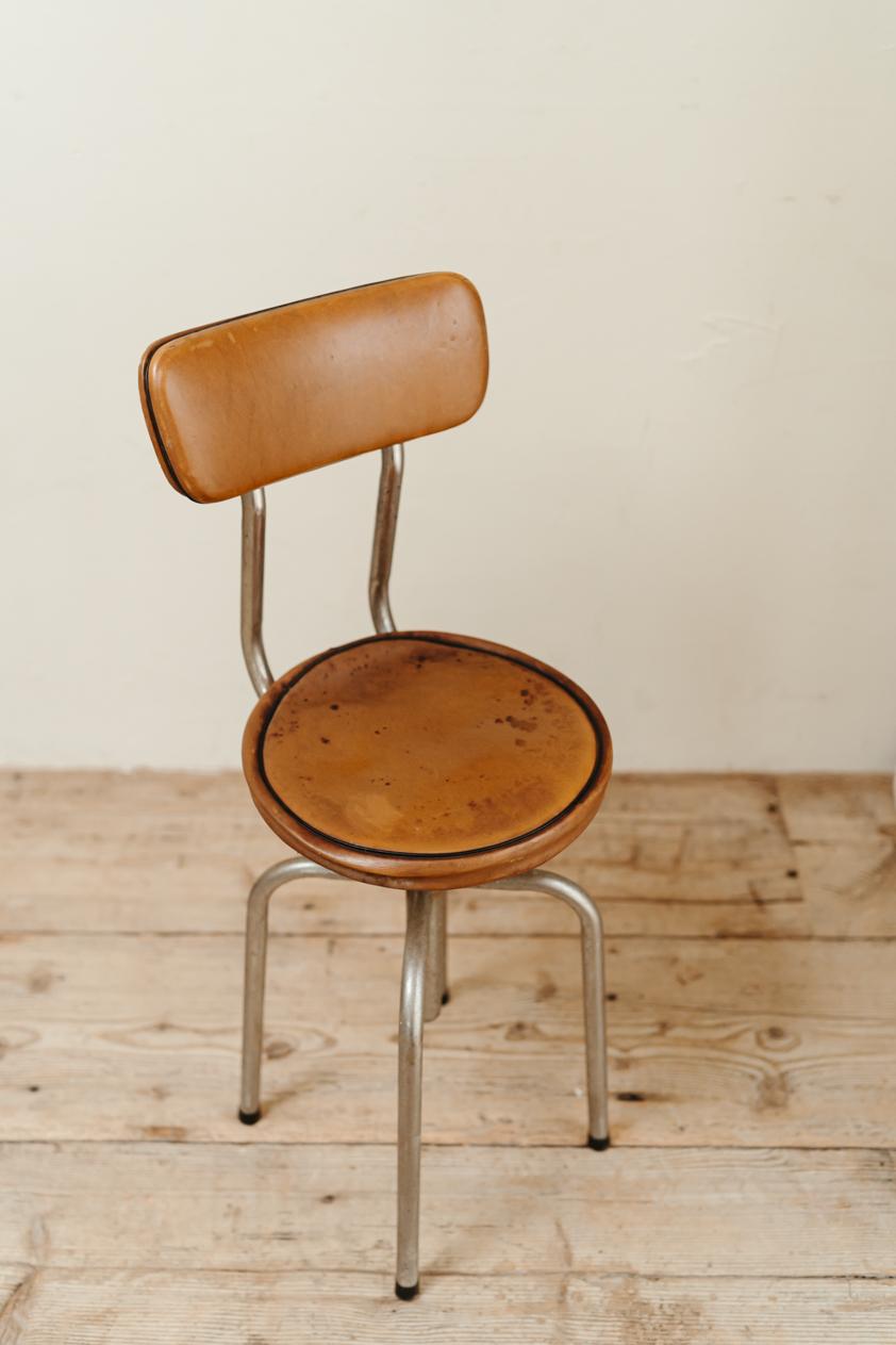 Drehstuhl/Hocker aus Leder und Chrom aus den 1950er Jahren  im Angebot 1