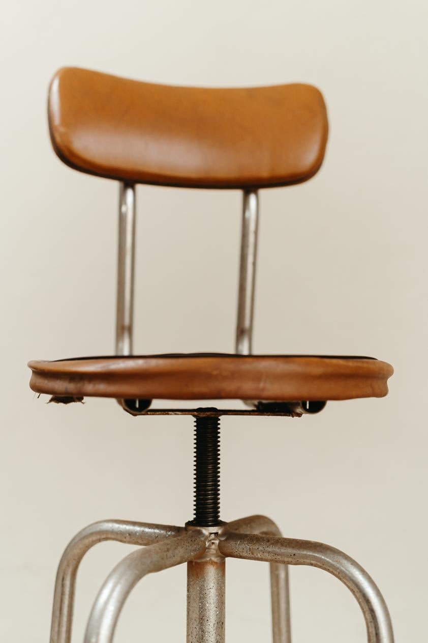 Chaise/tabouret pivotant en cuir et chrome des années 1950  en vente 1