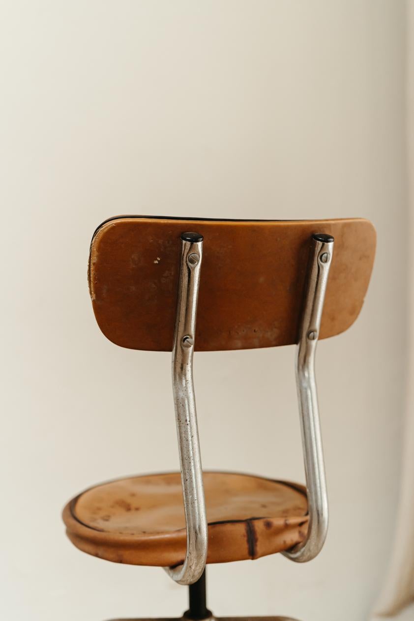 Chaise/tabouret pivotant en cuir et chrome des années 1950  en vente 2