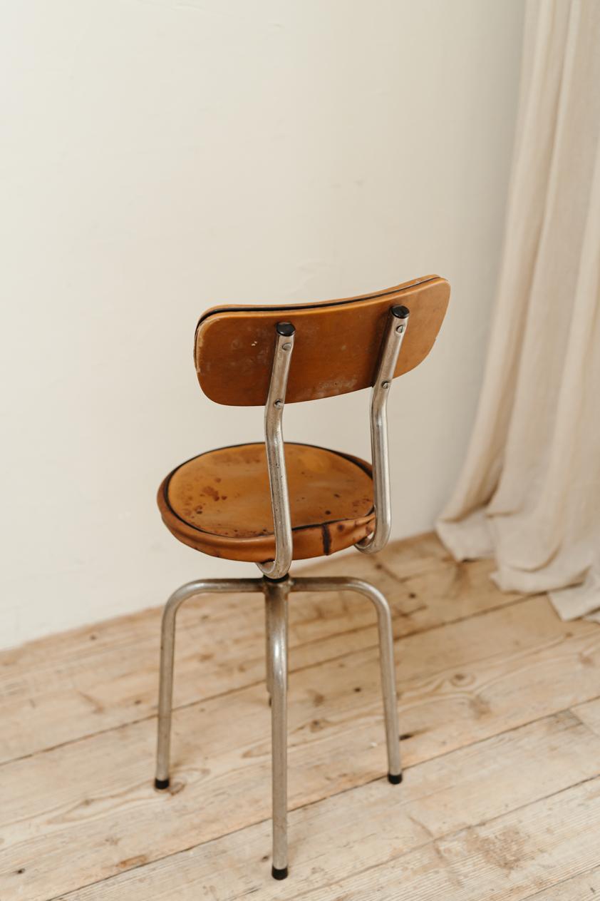 Drehstuhl/Hocker aus Leder und Chrom aus den 1950er Jahren  im Angebot 4