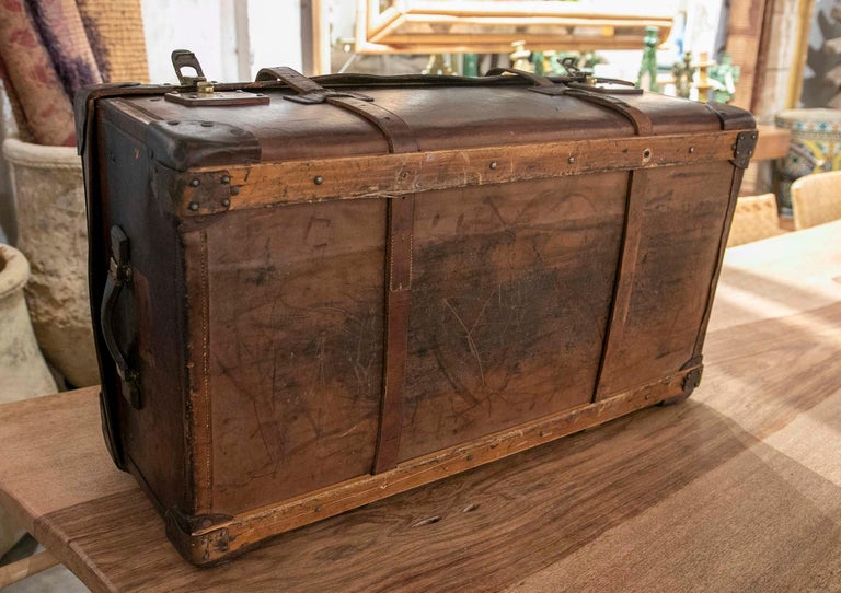 Valise de voyage en cuir et bois des années 1950 En vente sur