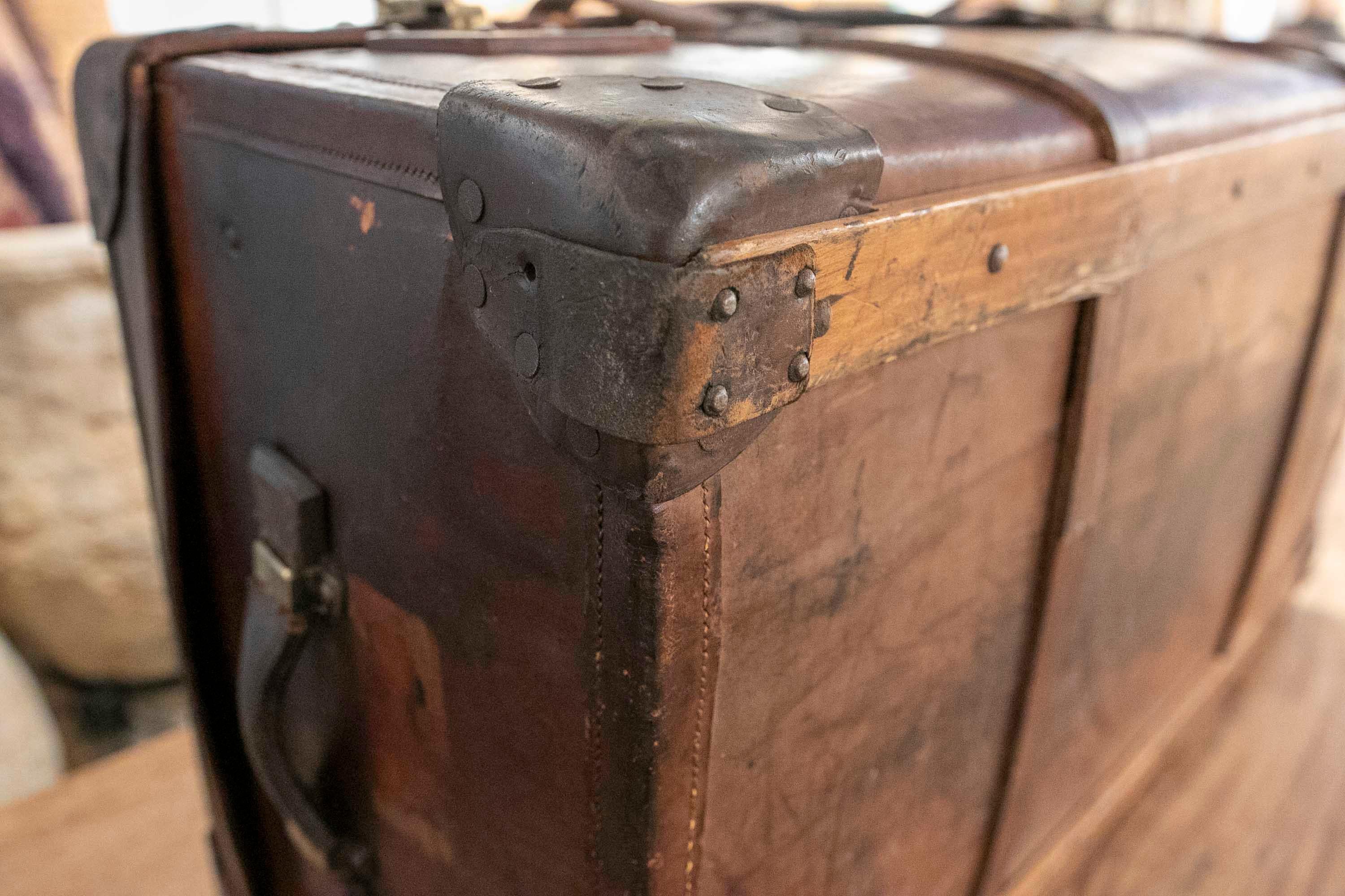 1950s Leather and Wooden Travel Suitcase For Sale 13