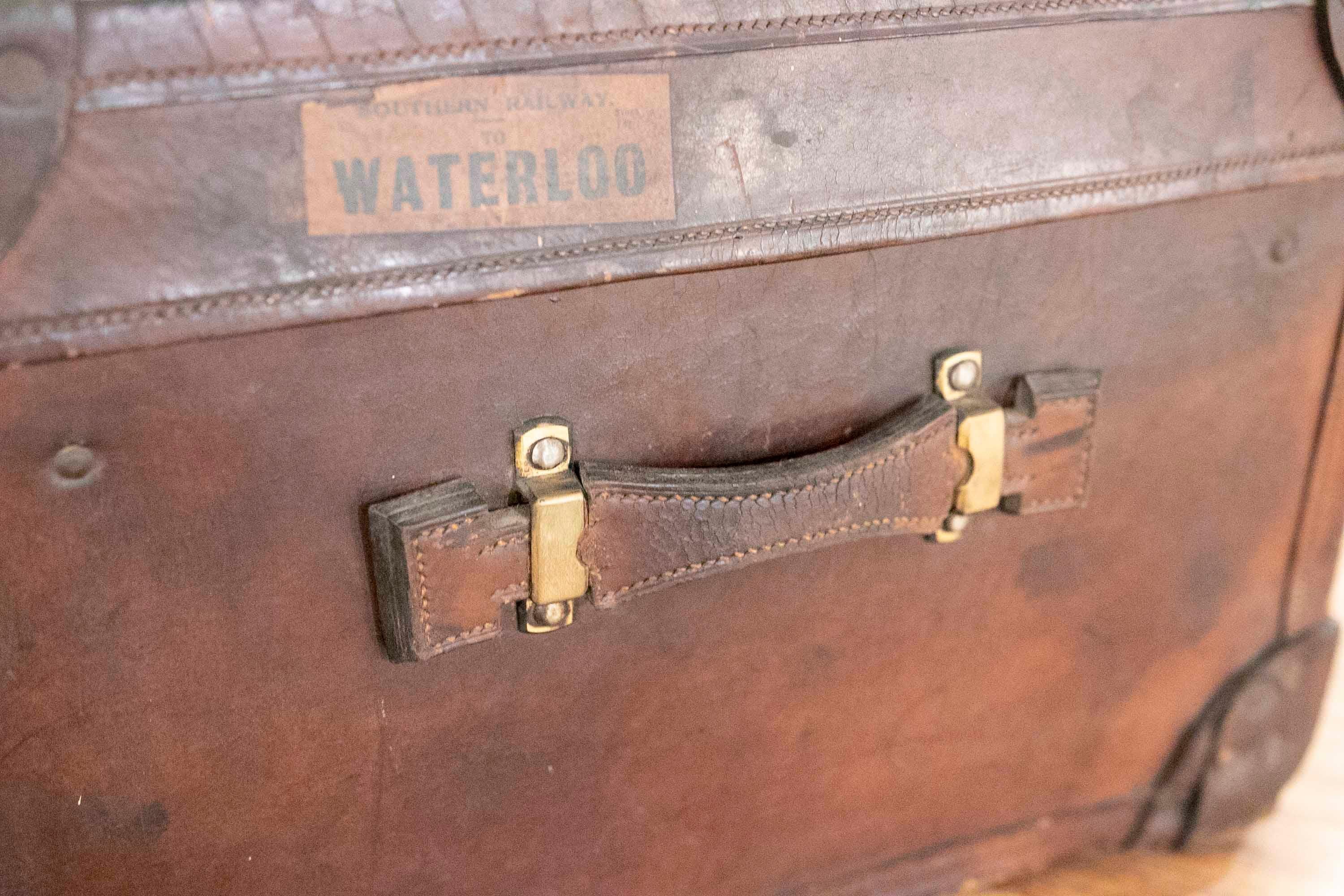 1950er Jahre Reisekoffer aus Leder und Holz im Angebot 2