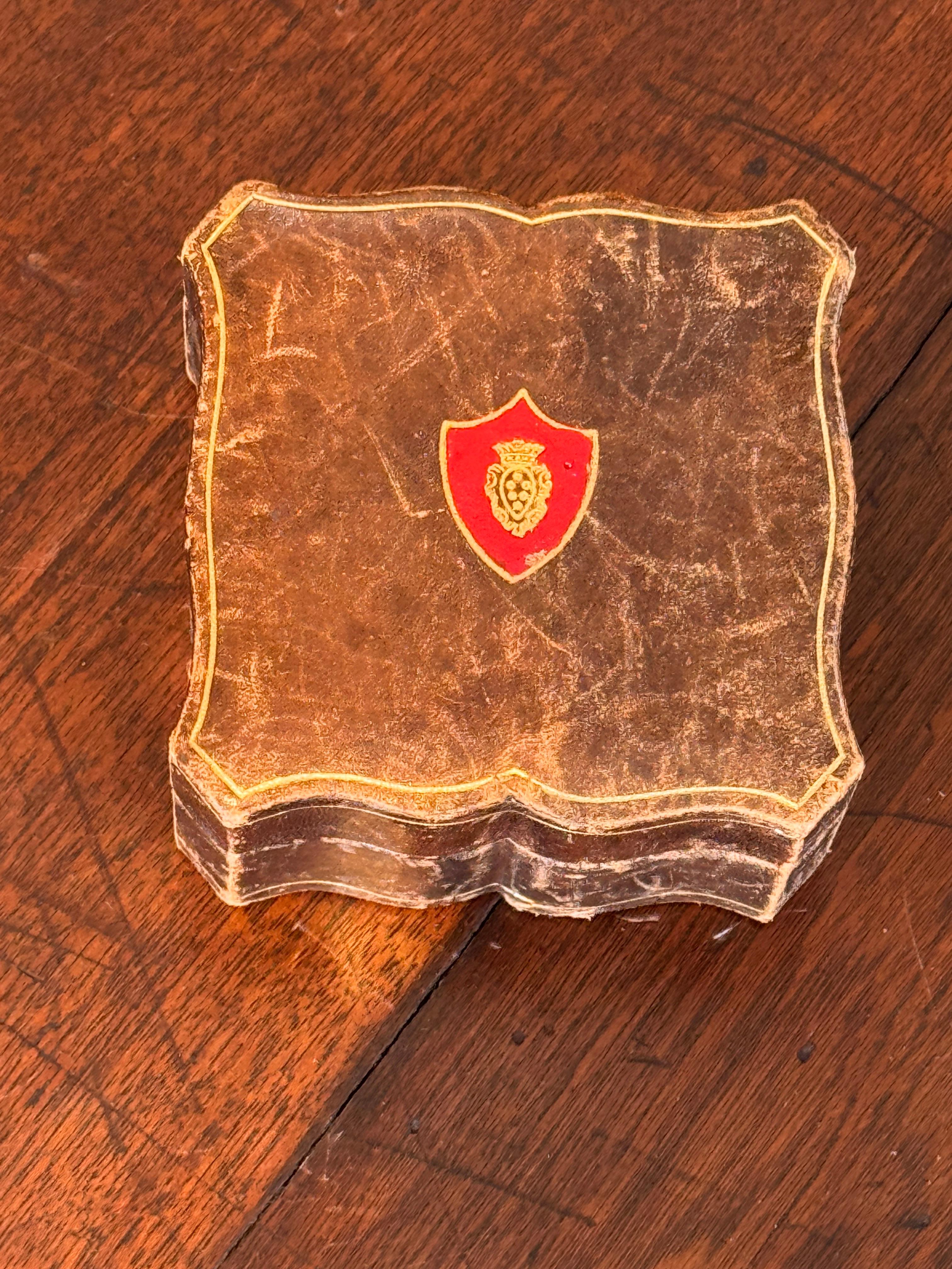1950s Leather Box With Red Shield Crest In Good Condition For Sale In Charlottesville, VA