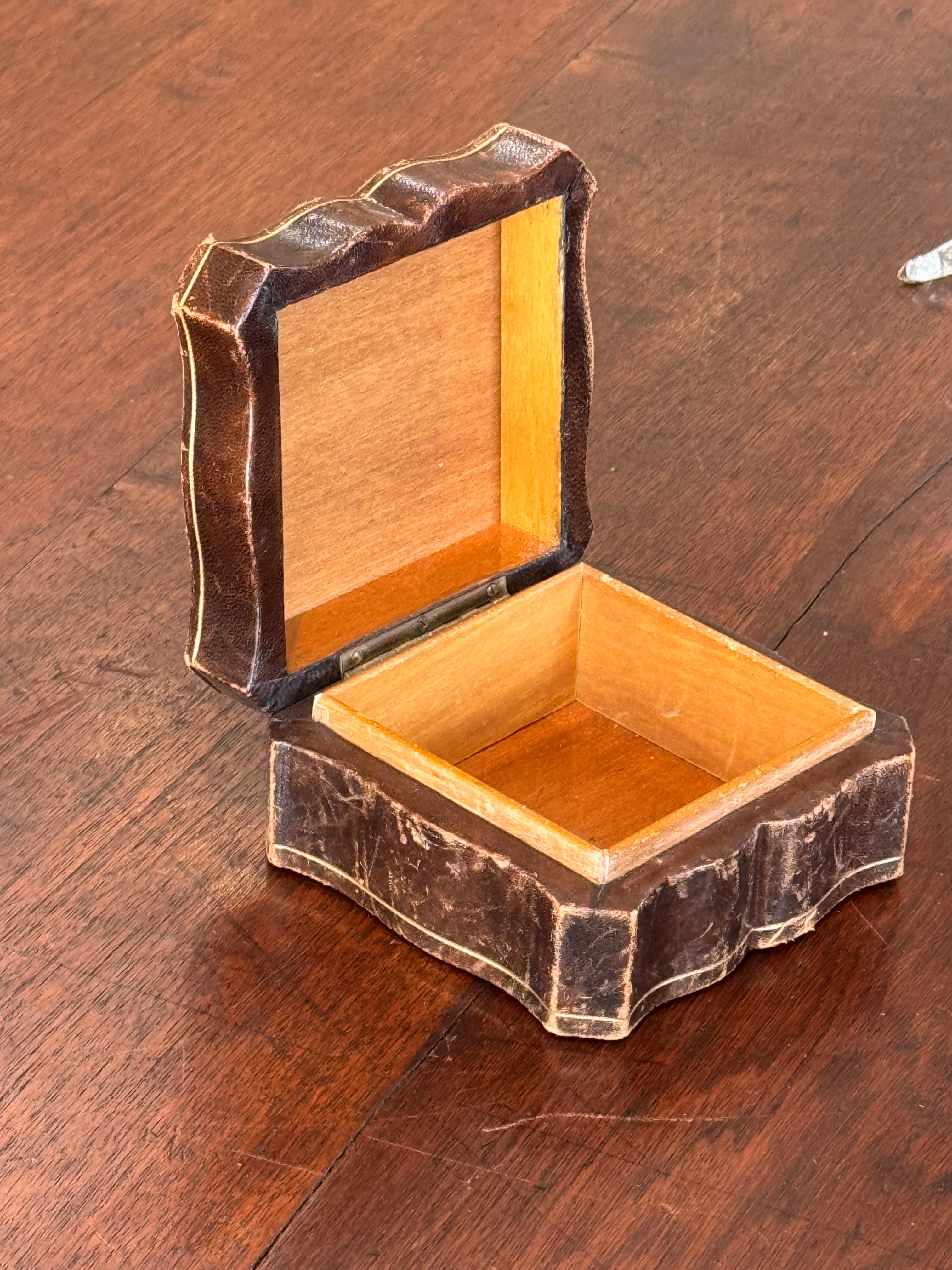 Mid-20th Century 1950s Leather Box With Red Shield Crest For Sale