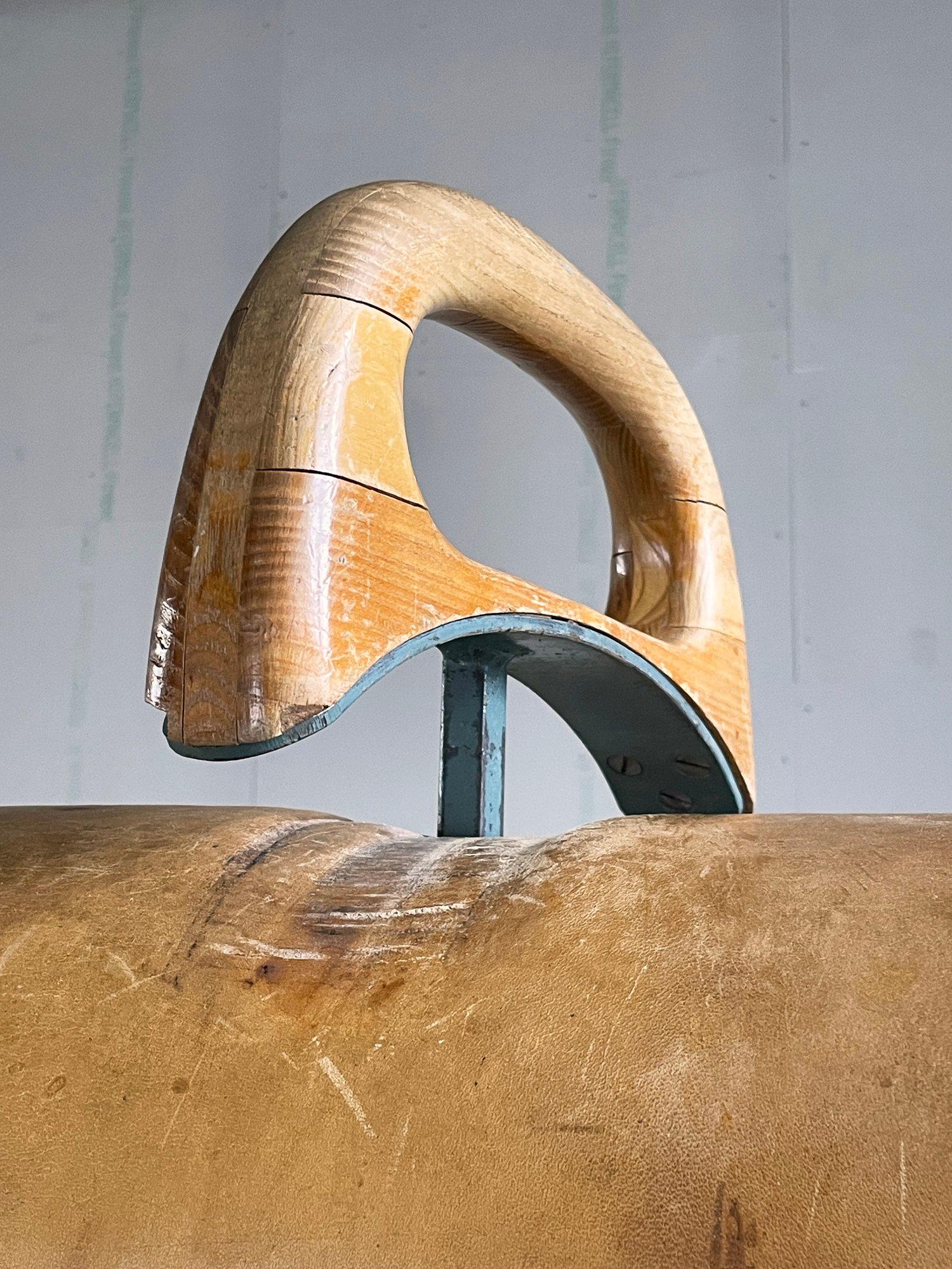 Cavallo da palestra in pelle degli anni '50 - GYM Turngeräte Fabrikant, Svizzera in vendita 6