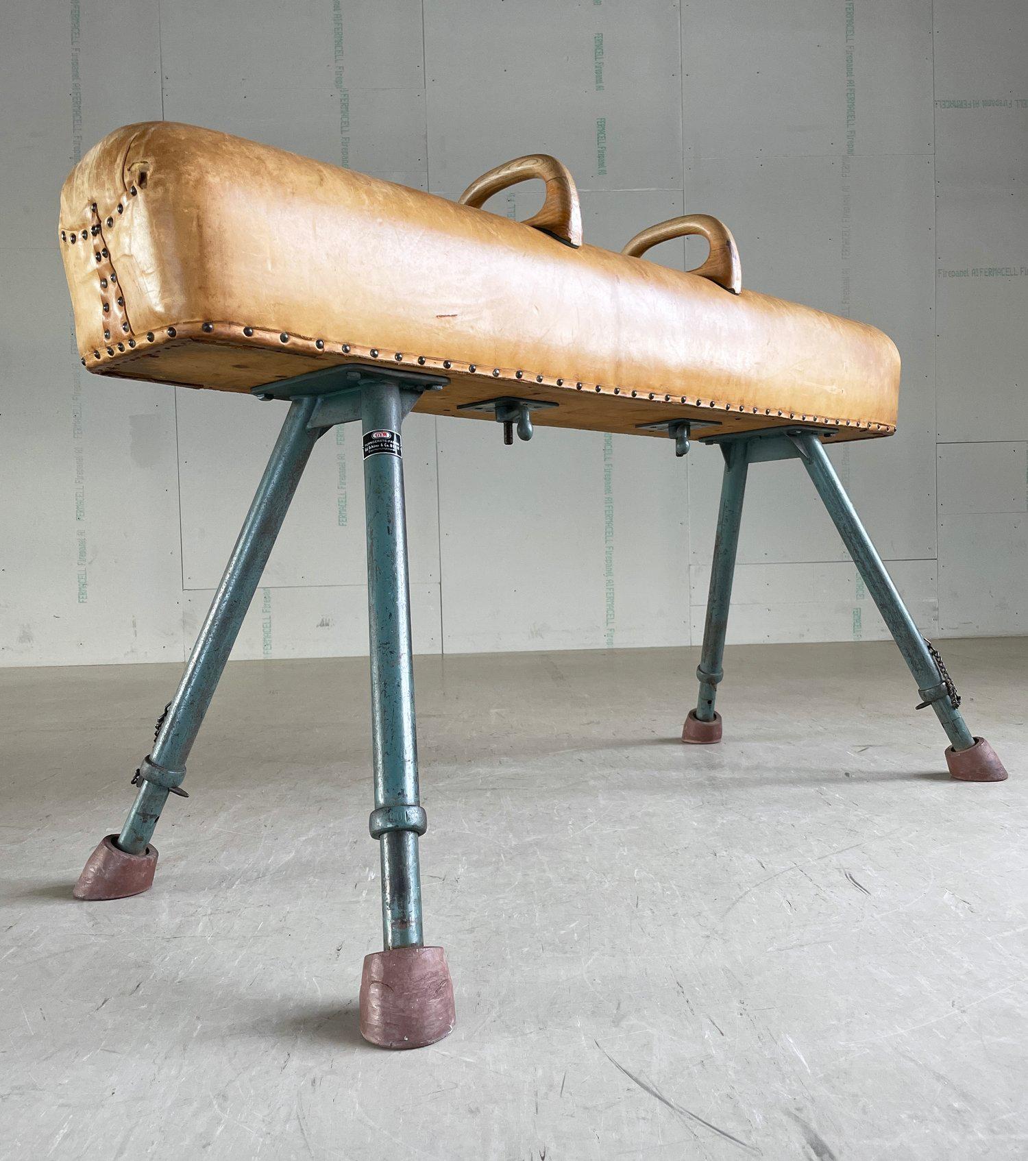 Industriale Cavallo da palestra in pelle degli anni '50 - GYM Turngeräte Fabrikant, Svizzera in vendita